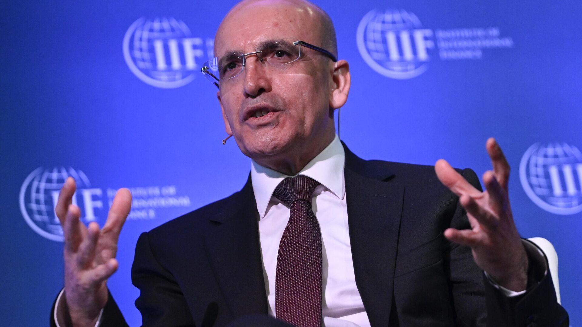 Bakan Şimşek: Brent petrol 65 doların altında kalırsa yıl sonu enflasyonu, hedefin yaklaşık 1 ile 1,6 puan altında olur