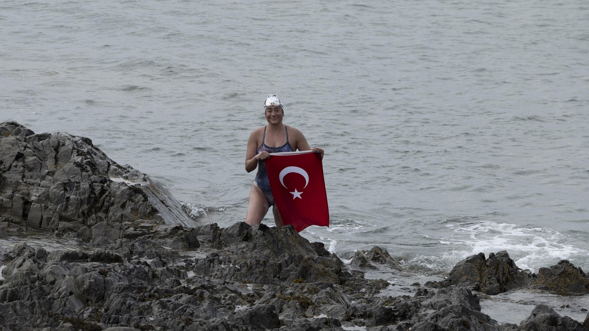 Cook Boğazı, Kuzey Kanalı ve Manş Denizi’ni yüzdü, sırada köpekbalıkları ile dolu Kaiwi Kanalı var: ‘Bir ısırık alıyor’