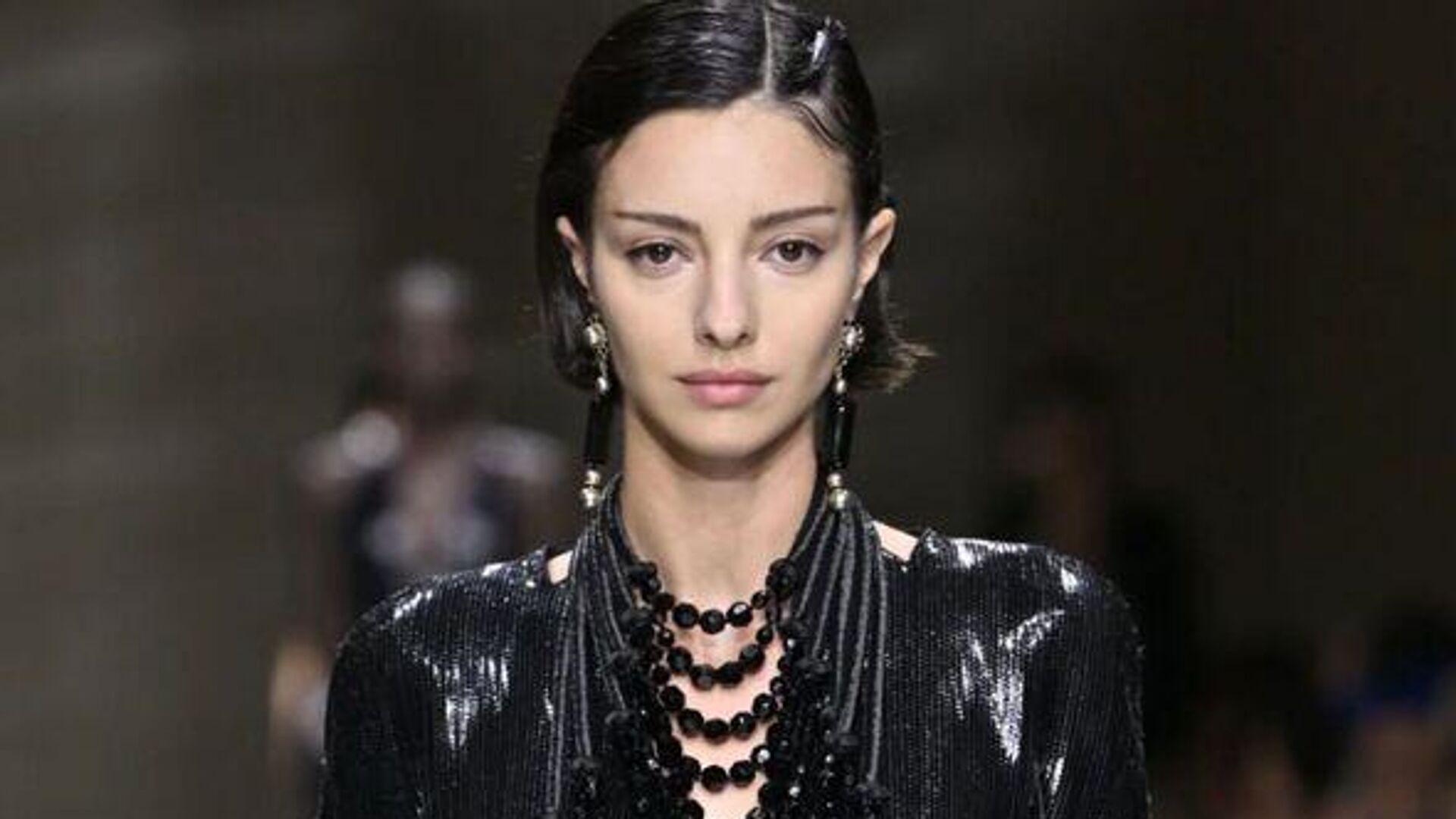 Dünyaca ünlü model Lucy Markovic 27 yaşında hayatını kaybetti: AVM ile mücadelesine yenildi