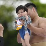 japonyada-geleneksel-aglayan-bebek-sumo-festivali-renkli-goruntulere-sahne-oldu-4-ezOaN1Bp.jpg