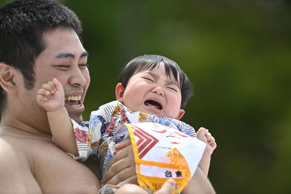 Japonya’da geleneksel ‘Ağlayan Bebek Sumo’ festivali renkli görüntülere sahne oldu