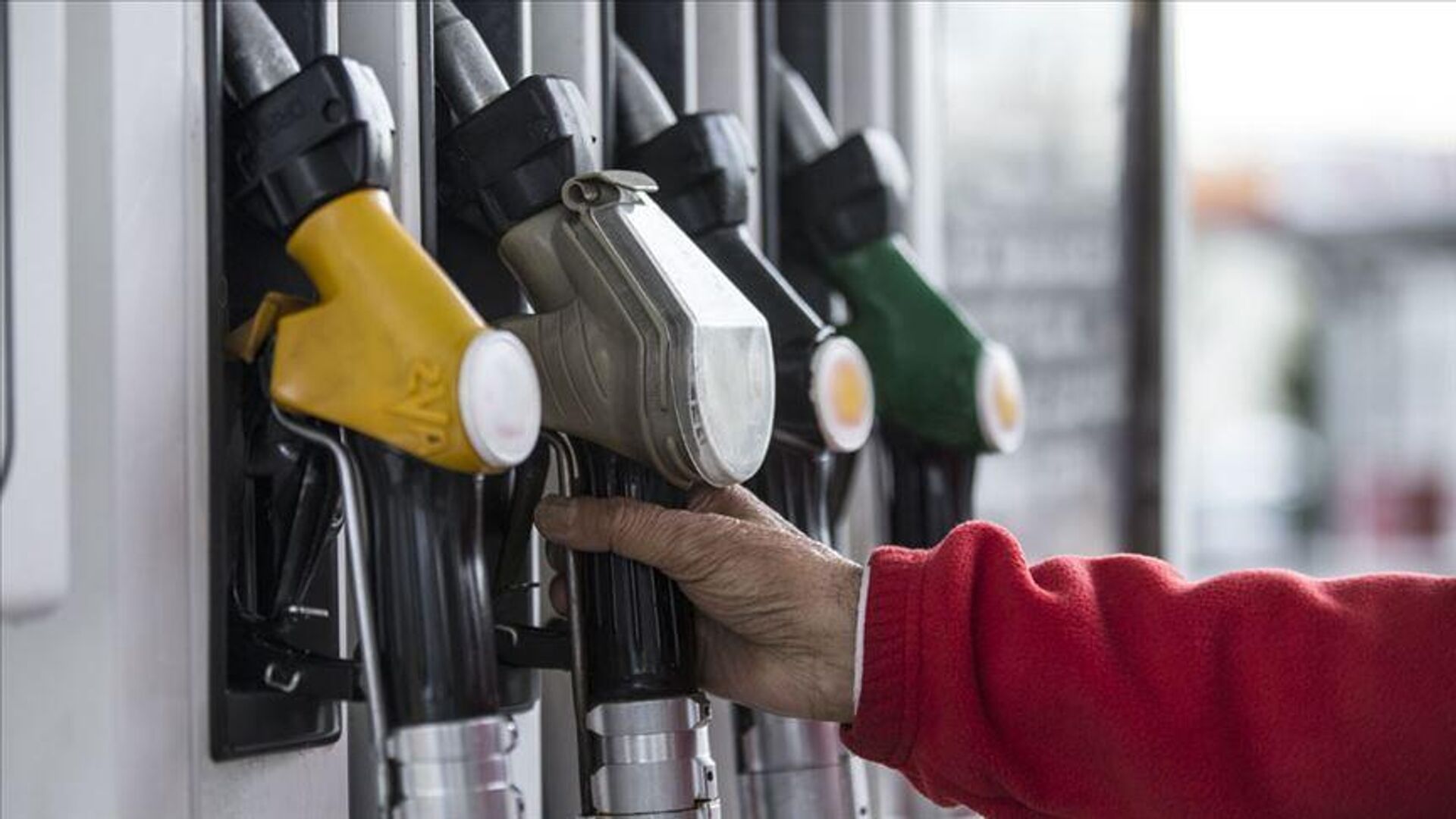 Motorine zam geldi: Akaryakıtta tabelalar gece yarısı güncellendi