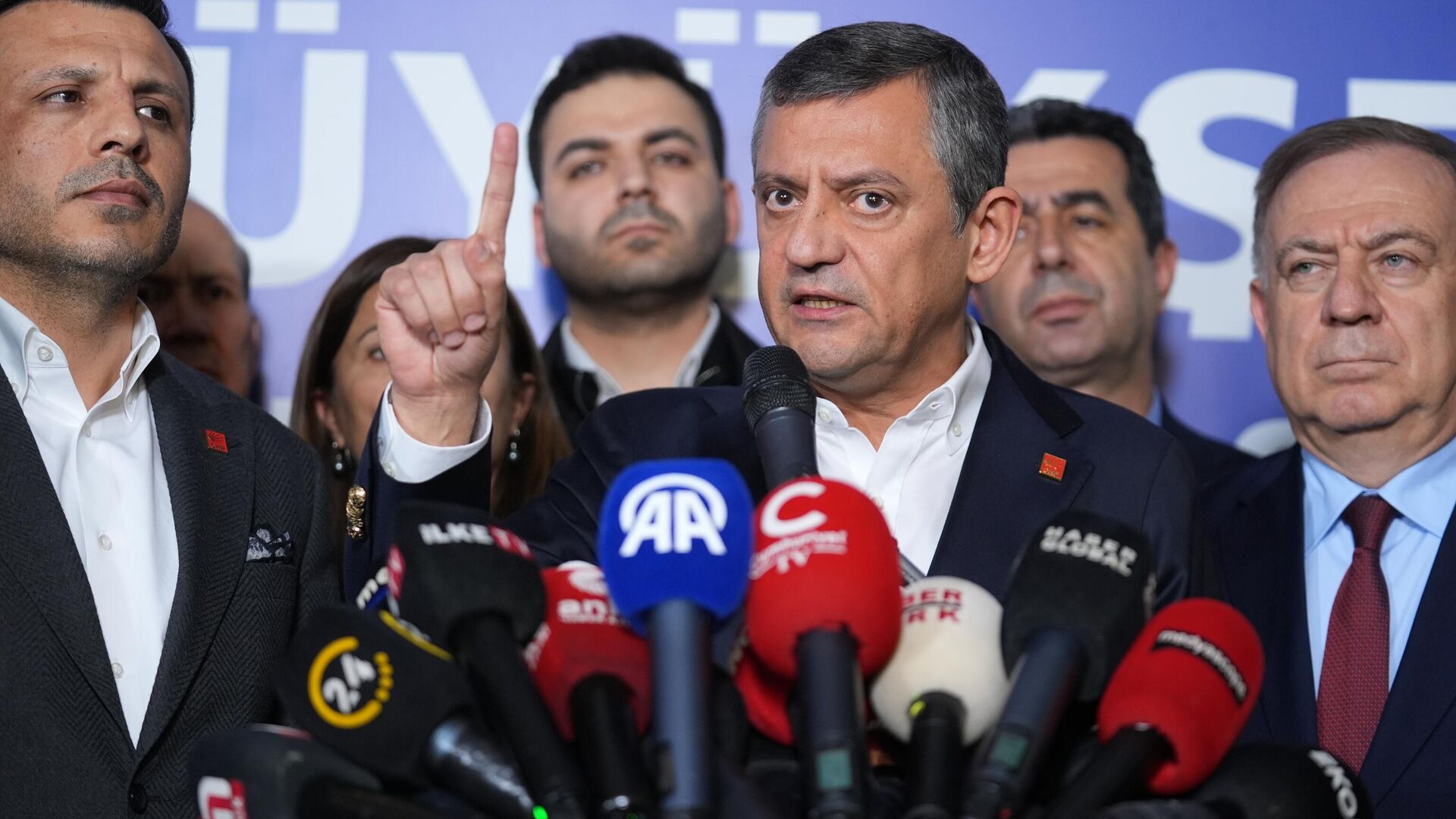 Özgür Özel ‘son dakika olarak verebilirsiniz’ diyerek duyurdu: ‘Cezaevindeyken Ekrem başkanla aramızda uyuşmazlık çıktı’