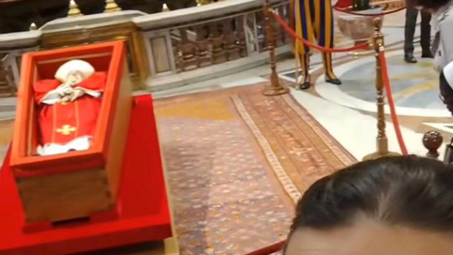 Papa Francis’i 50 bin kişi ziyaret etti: Cenazeyle selfie çekenler tepki çekti