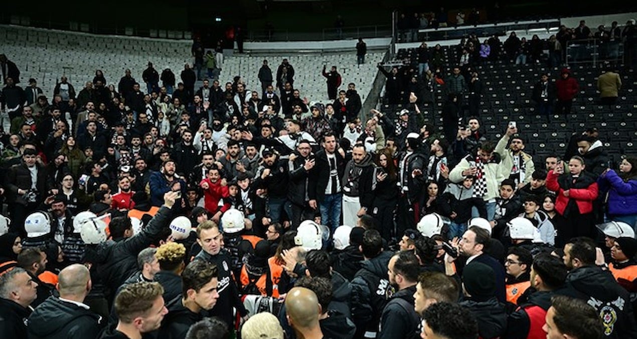 Taraftar stadı terk etmedi! Özür işe yaramadı