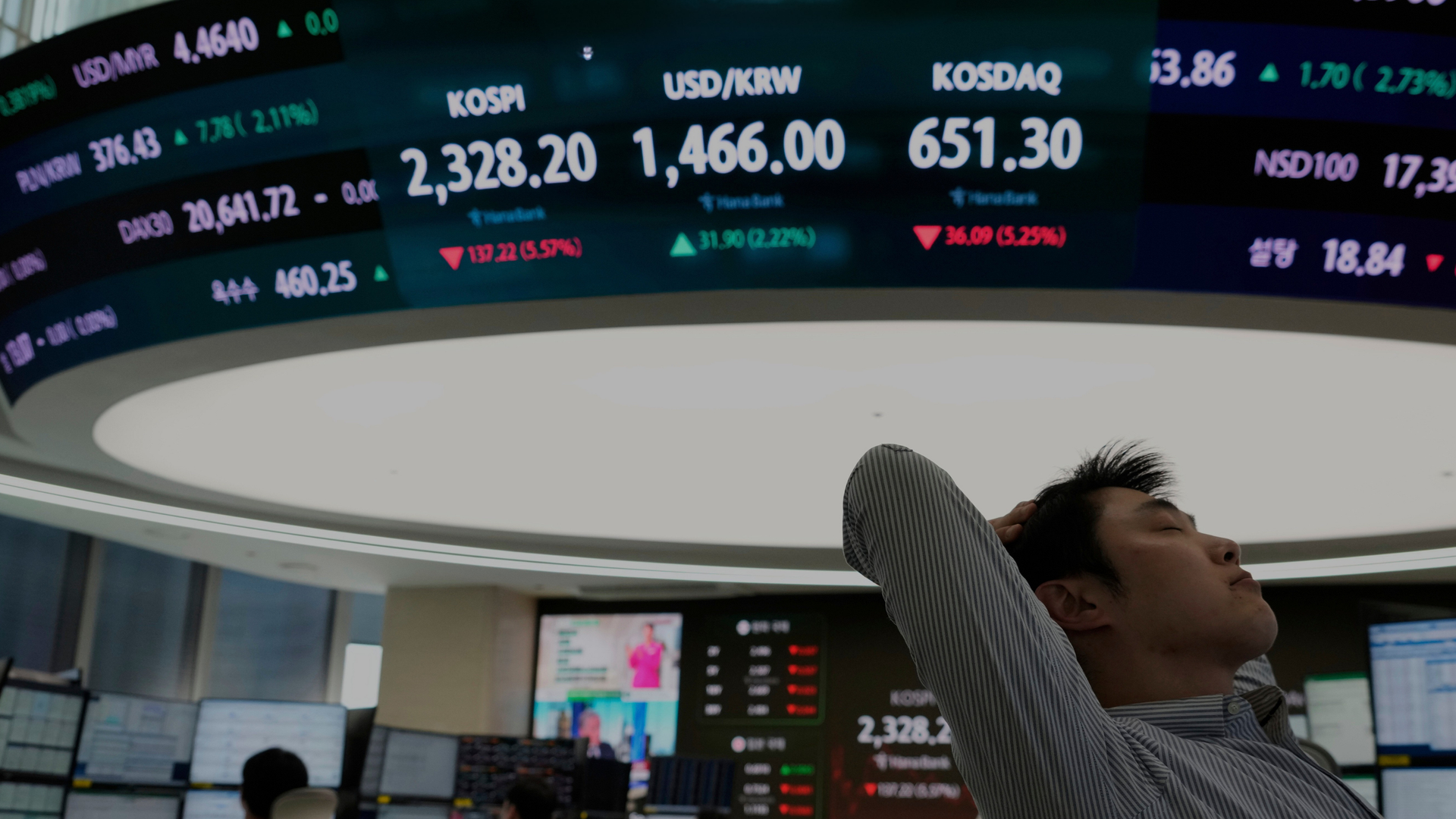 Tepetaklak olan Asya borsalarını Avrupa takip ediyor: Hong Kong, 28 yılın en kötü günüyle kapandı
