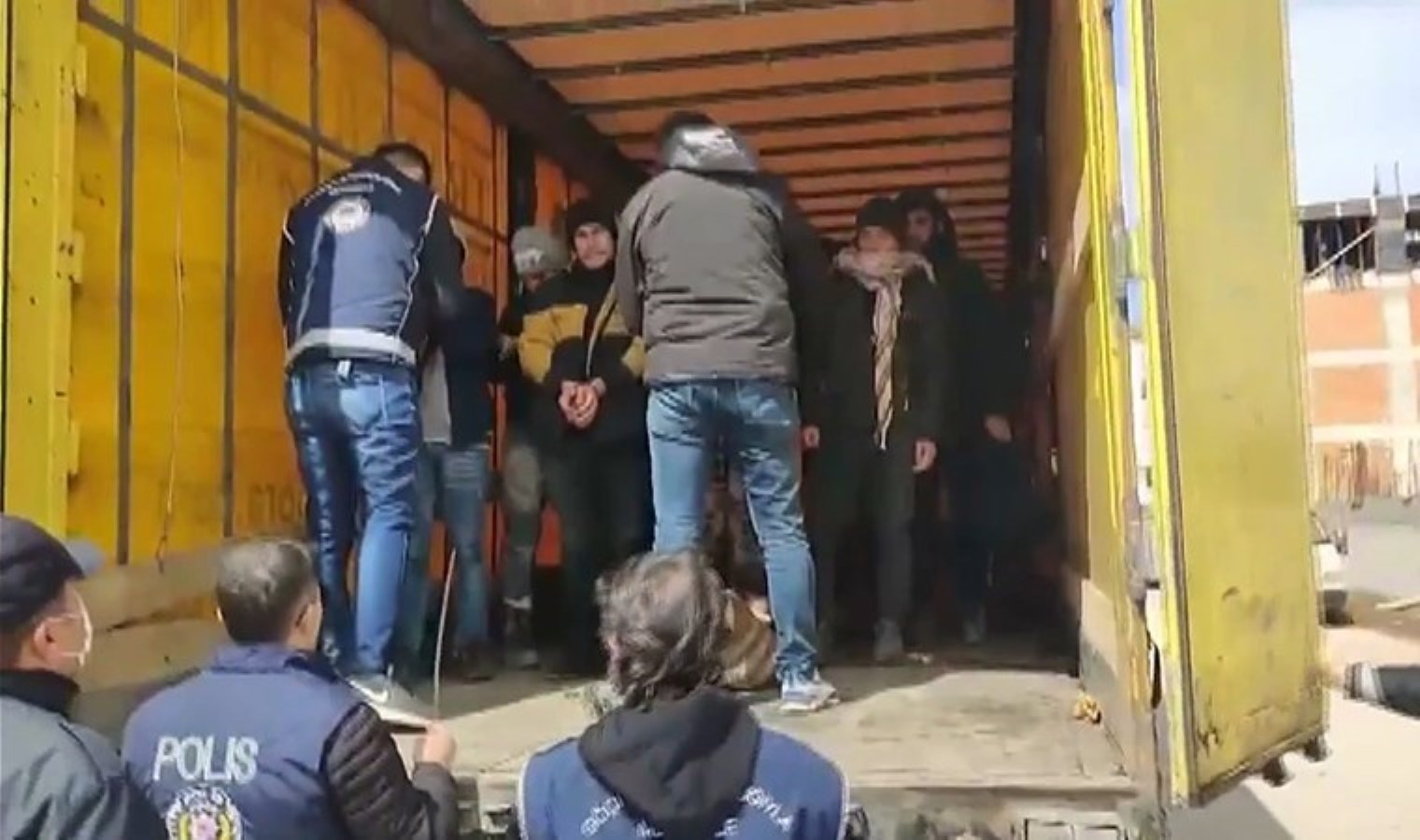 TIR’ın dorsesinden 10 kaçak göçmen çıktı
