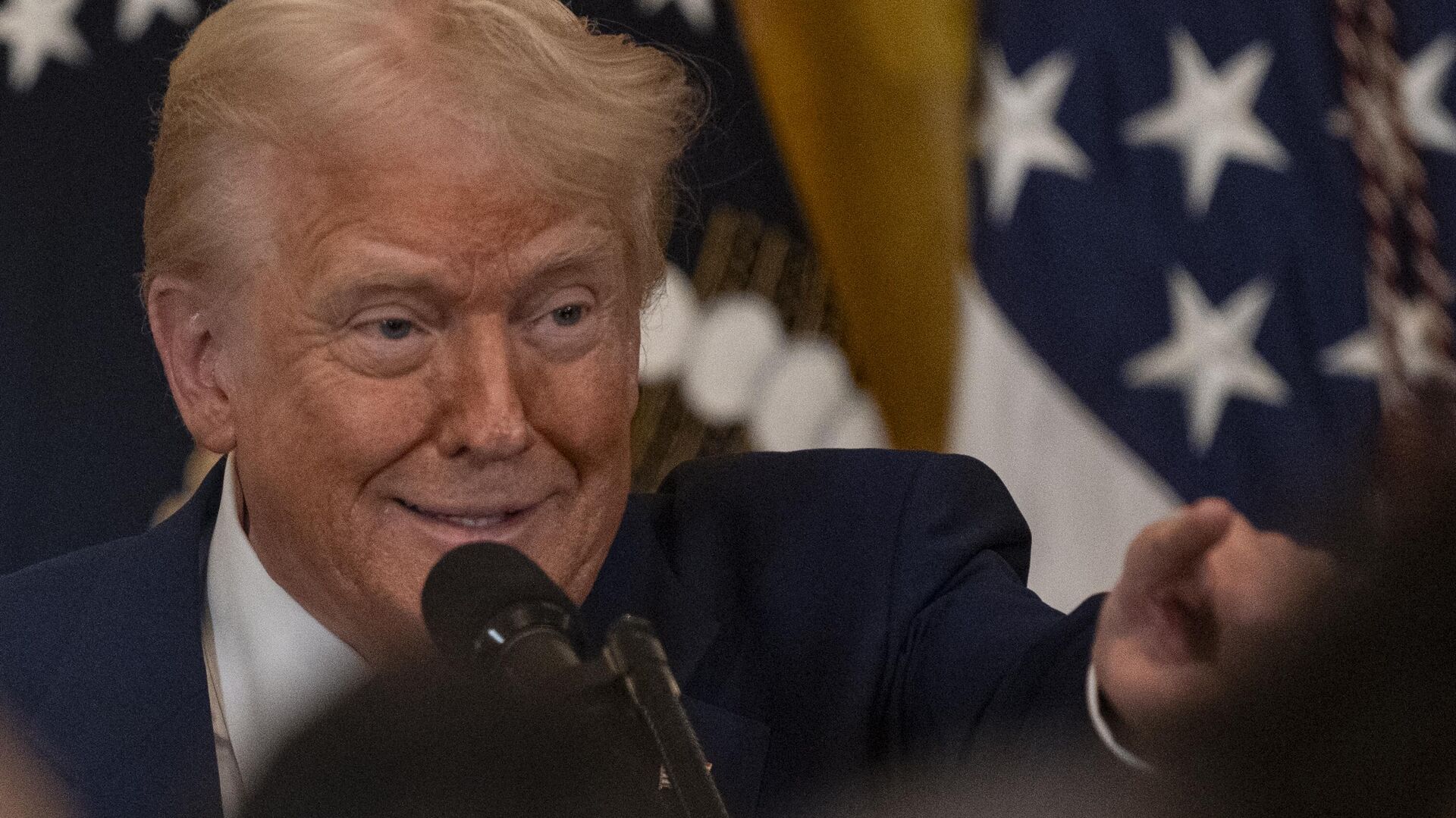 Trump, ek gümrük vergilerine dair kendisini aradığını iddia eden ülkelerle dalga geçerek küfretti: ‘… yalıyorlar’