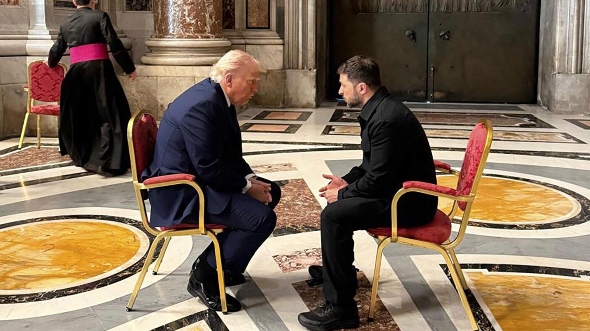 Trump, Vatikan’da Zelensky’nin kendisinden ne istediğini açıkladı: ‘Rusya’nın eylemlerine bakacağız’