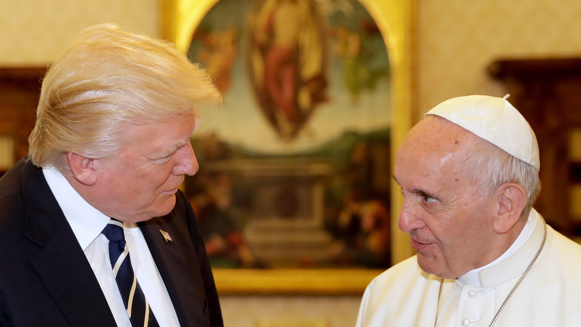 Trump’tan Papa Francis’e saygı duruşu: ABD’de bayraklar yarıya indirildi