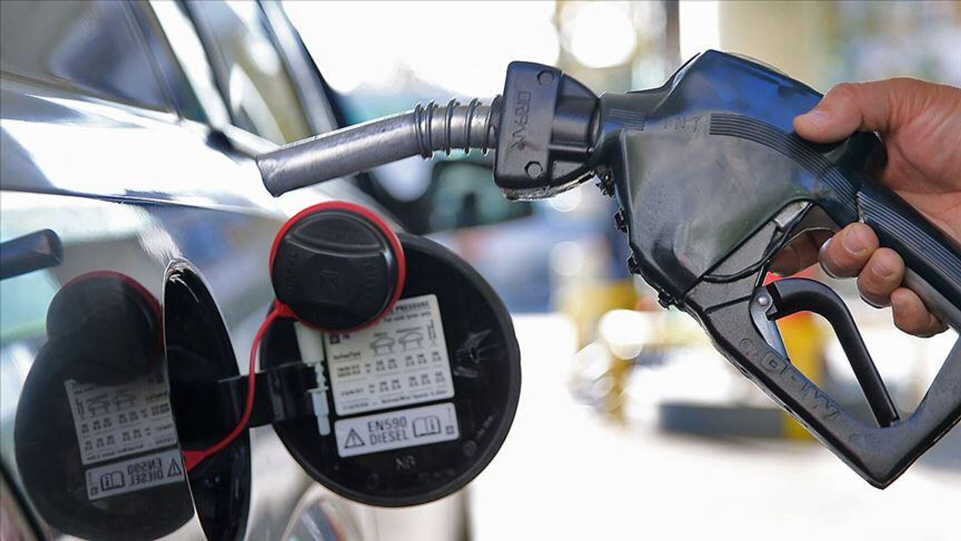 Akaryakıt fiyatları yeniden değişecek: Benzinin ardından motorine de büyük zam geliyor