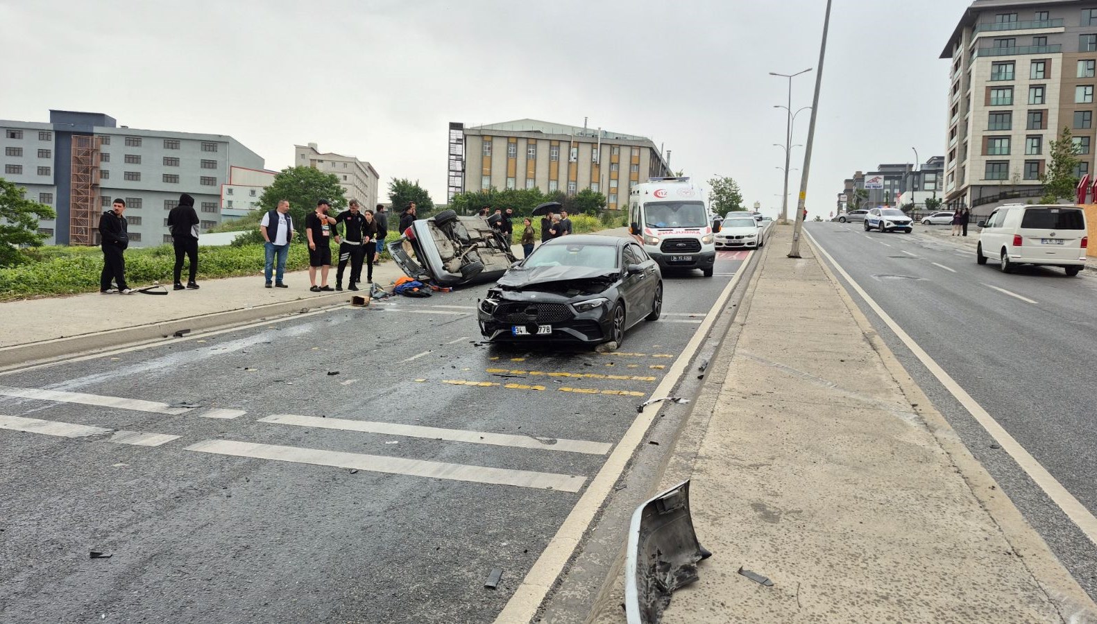 Beylikdüzü’nde araç ters şeride daldı: 1’i ağır 4 yaralı