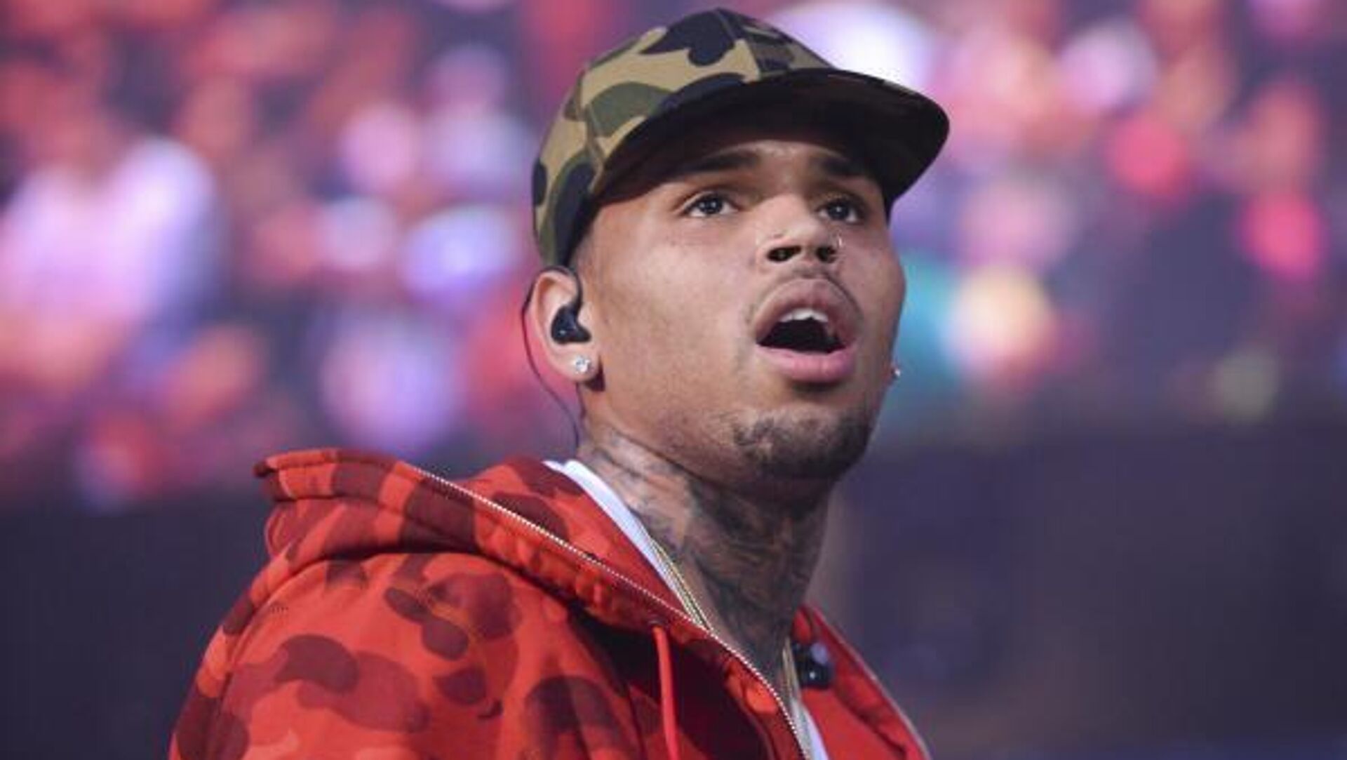 Dünyaca ünlü şarkıcı Chris Brown, İngiltere’de tutuklandı: Şarkıcıya 16 milyon dolarlık tazminat davası açıldı