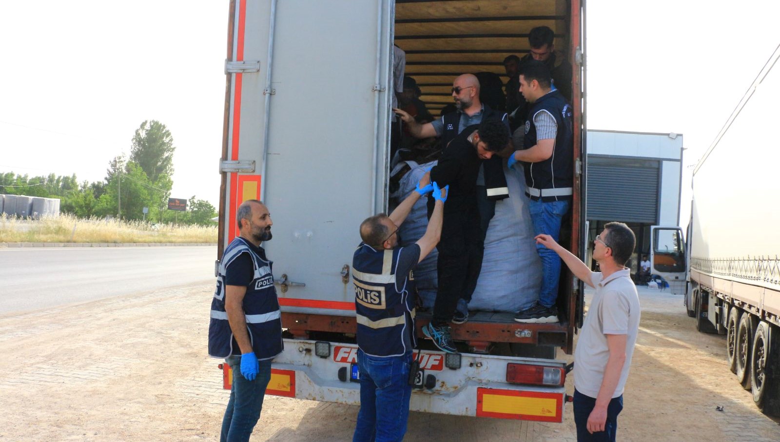Durdurulan TIR’dan 17 kaçak göçmen çıktı