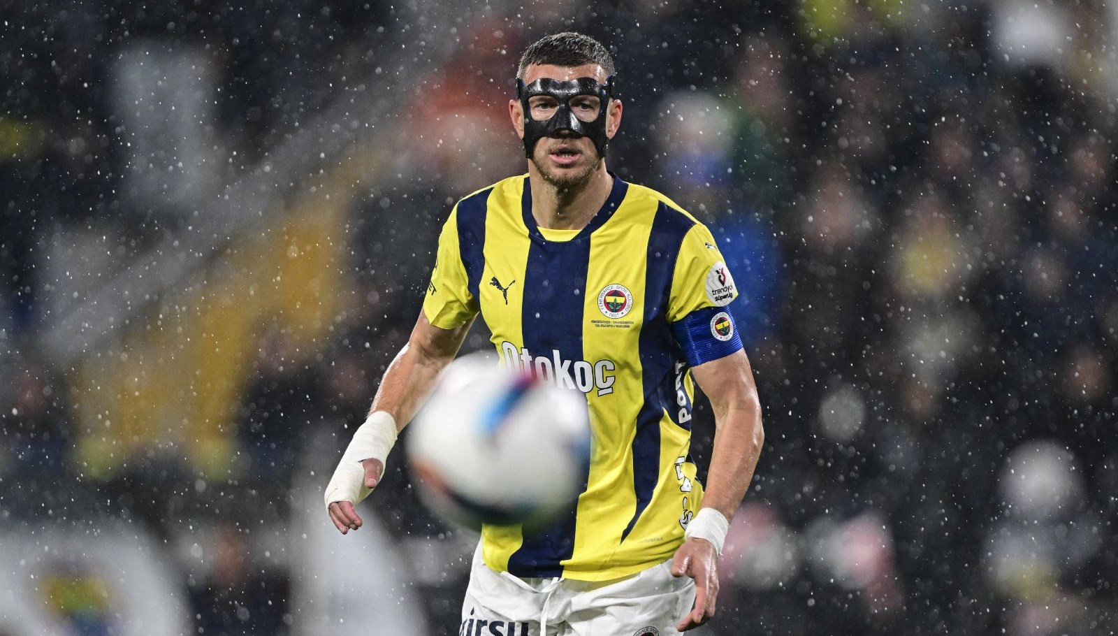 Edin Dzeko, Fenerbahçe’den ayrıldığını açıkladı