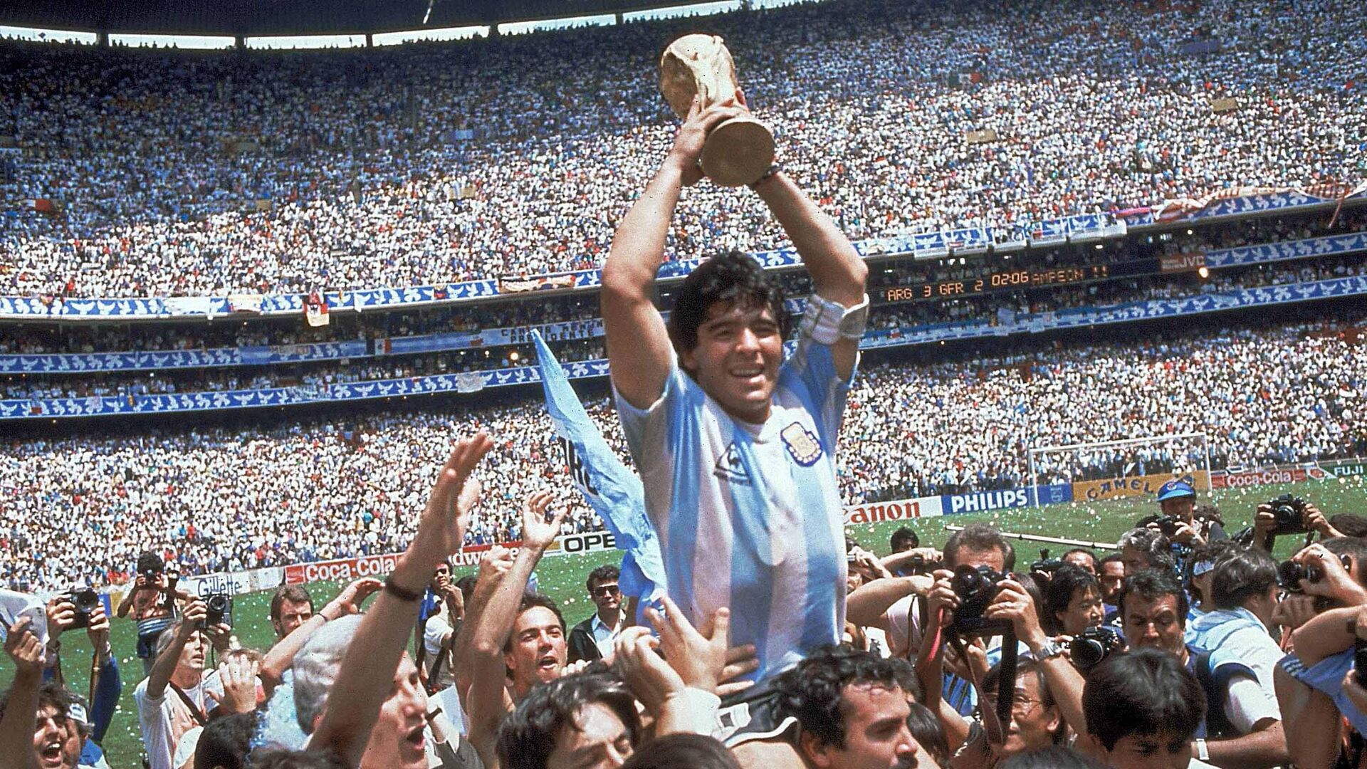 Efsane futbolcu Maradona’nın ölümü üzerindeki kara bulutlar dağılmıyor: Polis sağlık kayıtlarına el koydu