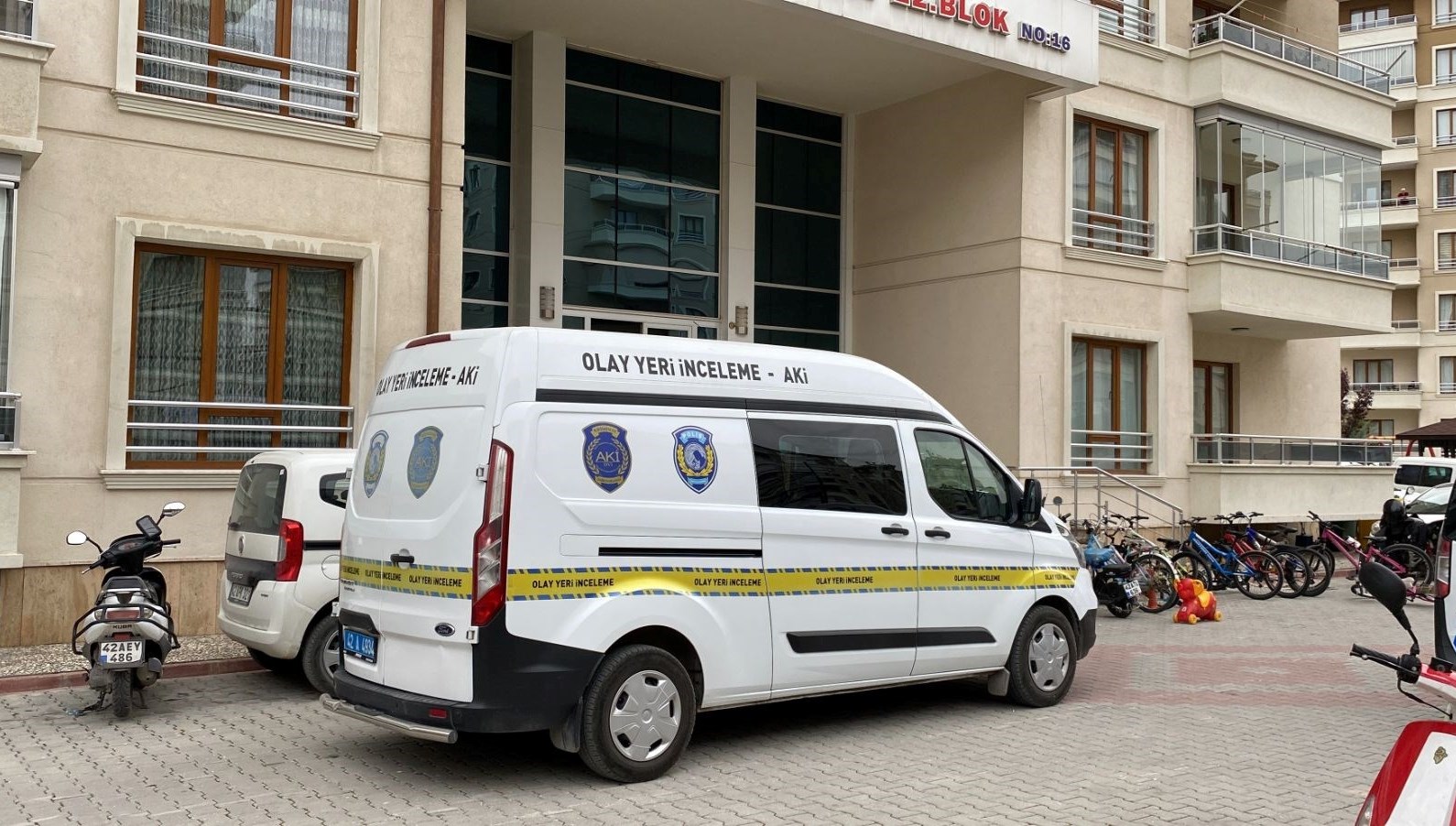 Eşini bıçaklayarak öldürüp başında bekledi