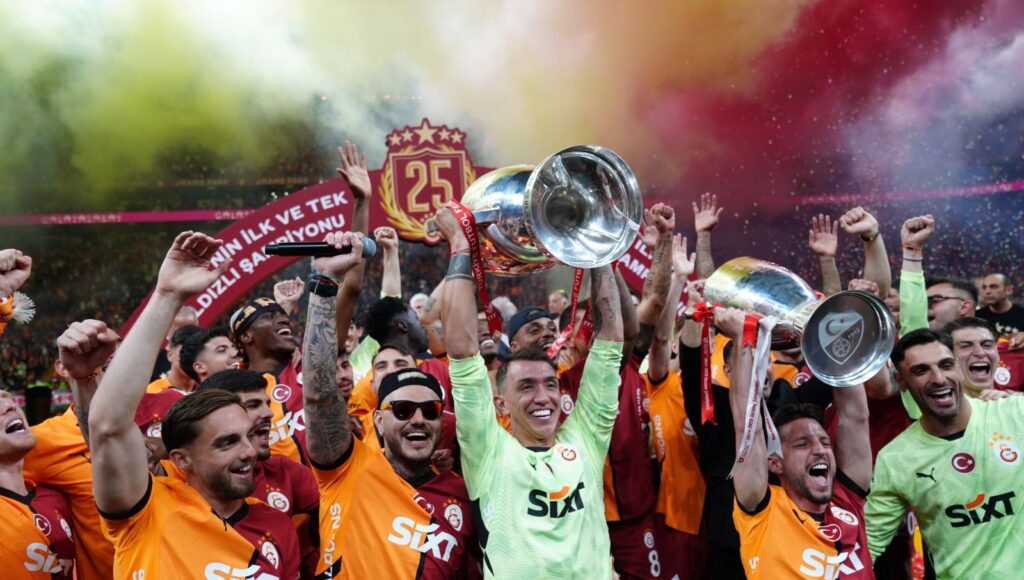 galatasaray-rams-parkta-kupa-kaldirdi-zBvUEfeN.jpg