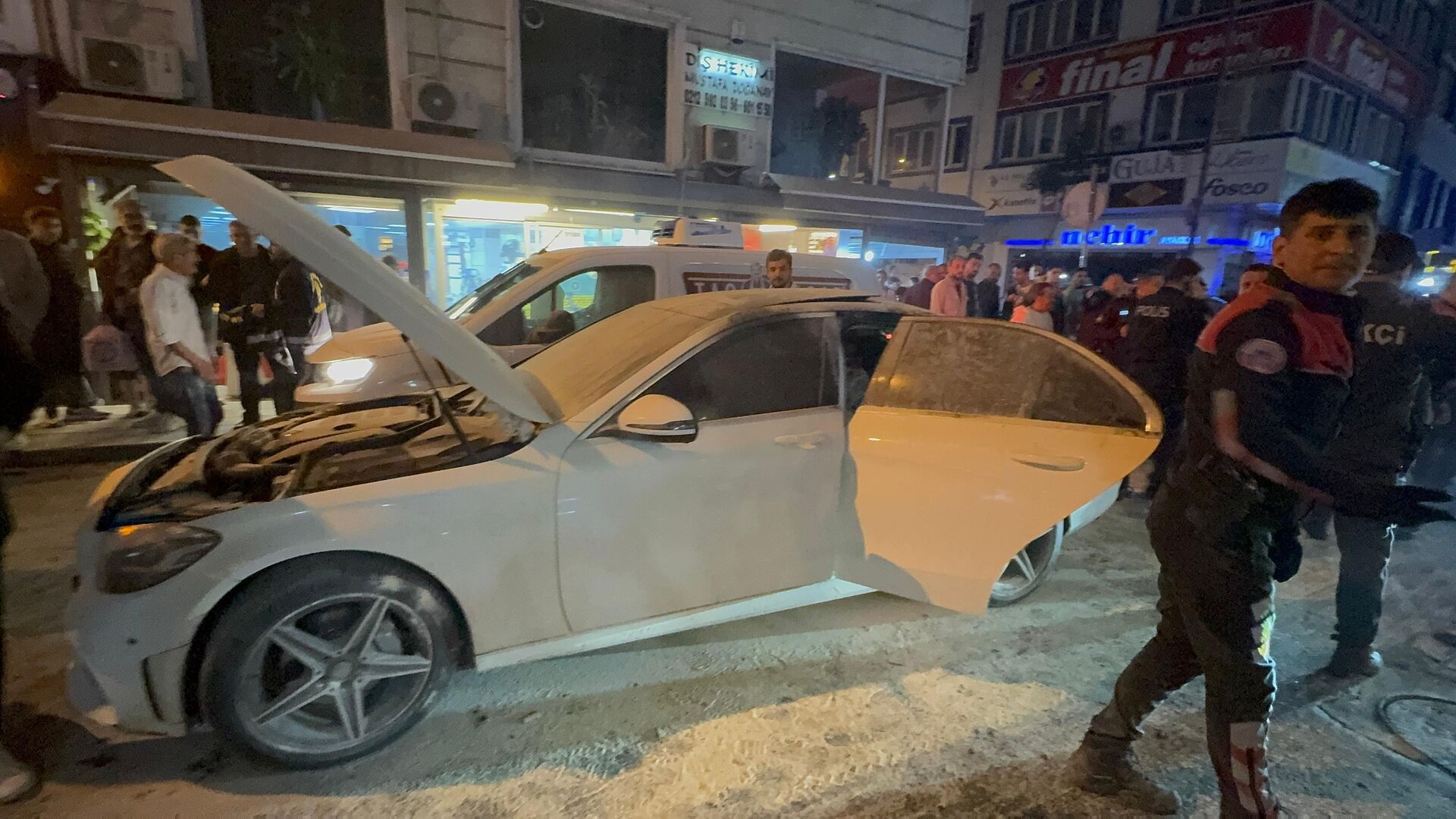 Galatasaray’ın şampiyonluk kutlamaları sırasında bir aracın içinde havai fişek patladı