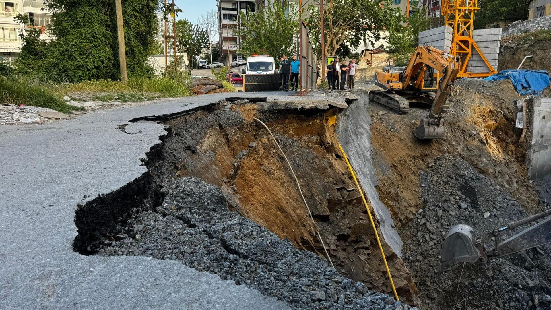 Gaziosmanpaşa’da inşaat sahasının yanında bulunan yol çöktü