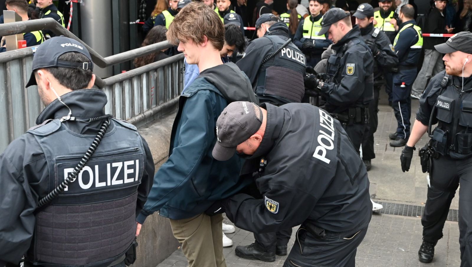 Hamburg’da tren istasyonunda “silah ve kesici alet” araması
