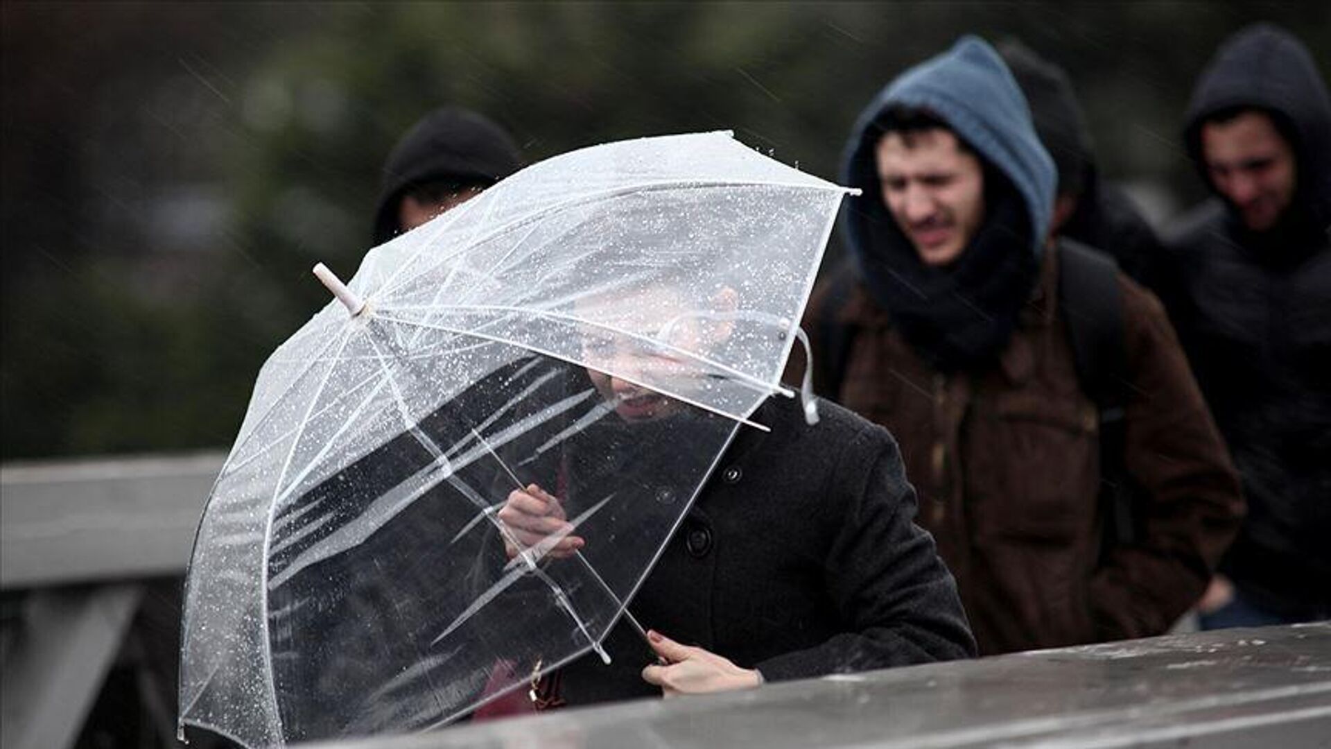 Hava sıcaklıkları bir bölgede düşüyor: Sağanak yağış, kuvvetli rüzgar ve toz taşınımı uyarıları var