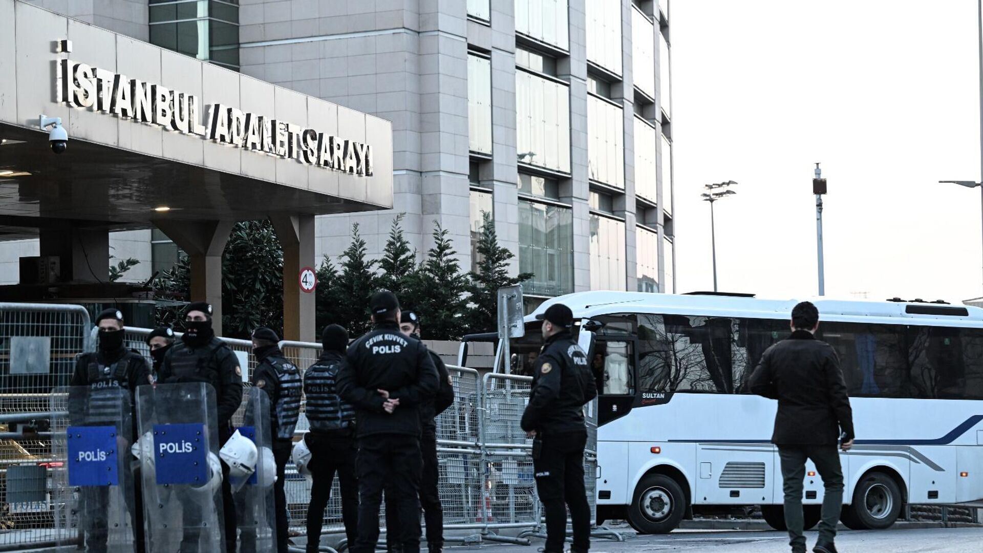 İBB’ye yönelik soruşturma: Gözaltına alınan 45 zanlı adliyede
