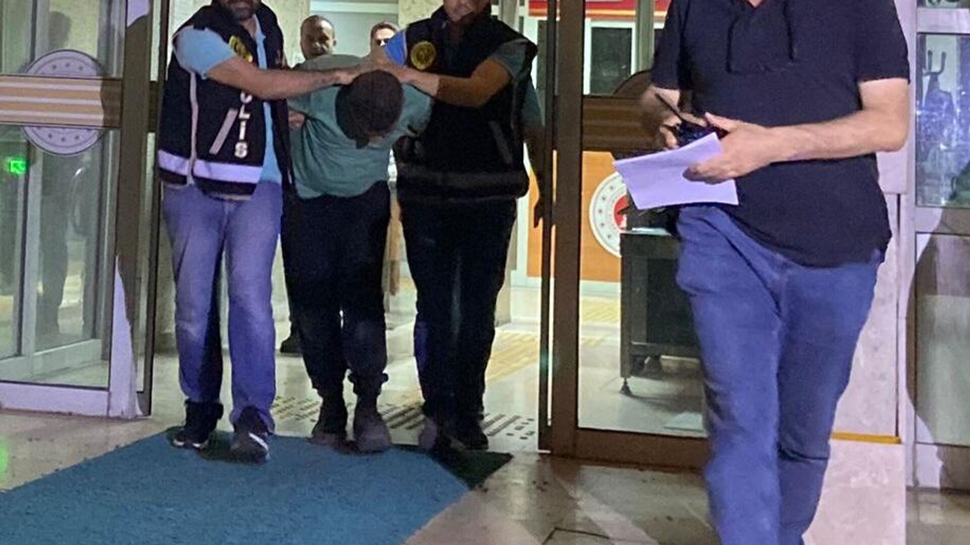 İki çocuğu ve eşi yangında ölen itfaiyeci tutuklandı: Yangından 9 dakika önce evden çıktığı belirlendi