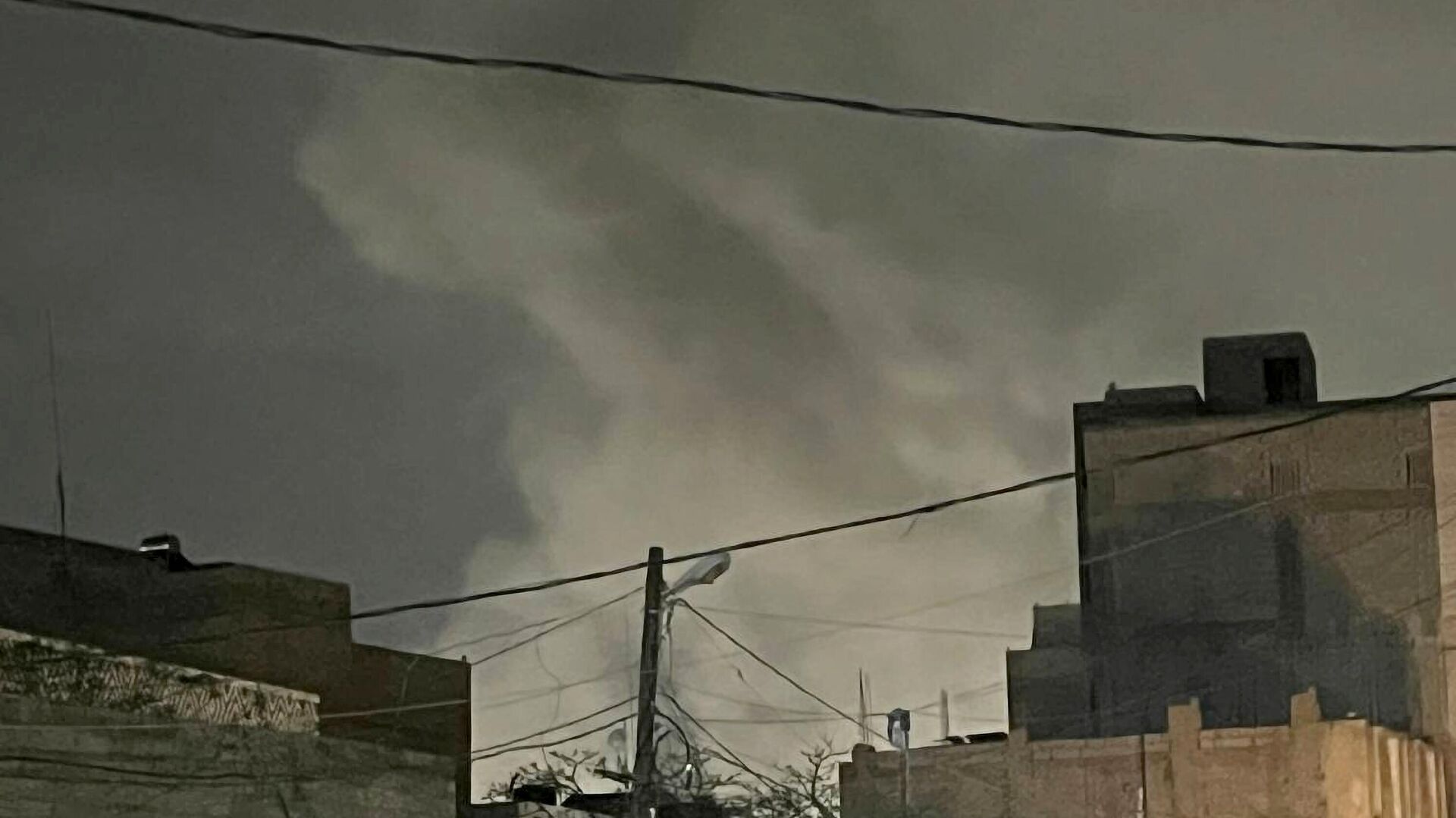İsrail, Yemen’de liman ve çimento fabrikasını vurdu