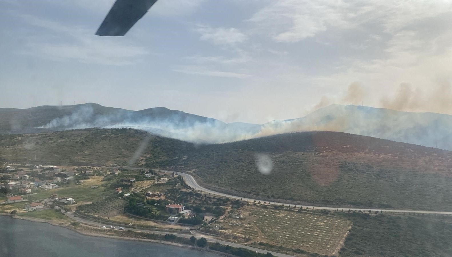 İzmir’de iki noktada orman yangını: Havadan ve karadan müdahale