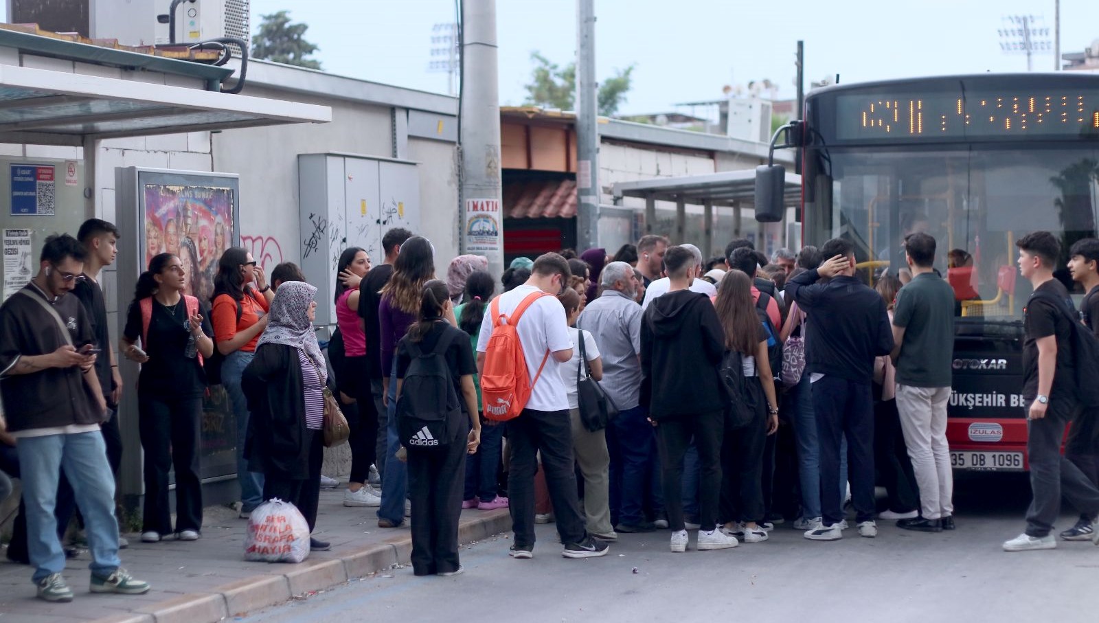 İzmir’de işçiler grevde: Toplu taşımada iş çıkış yoğunluğu