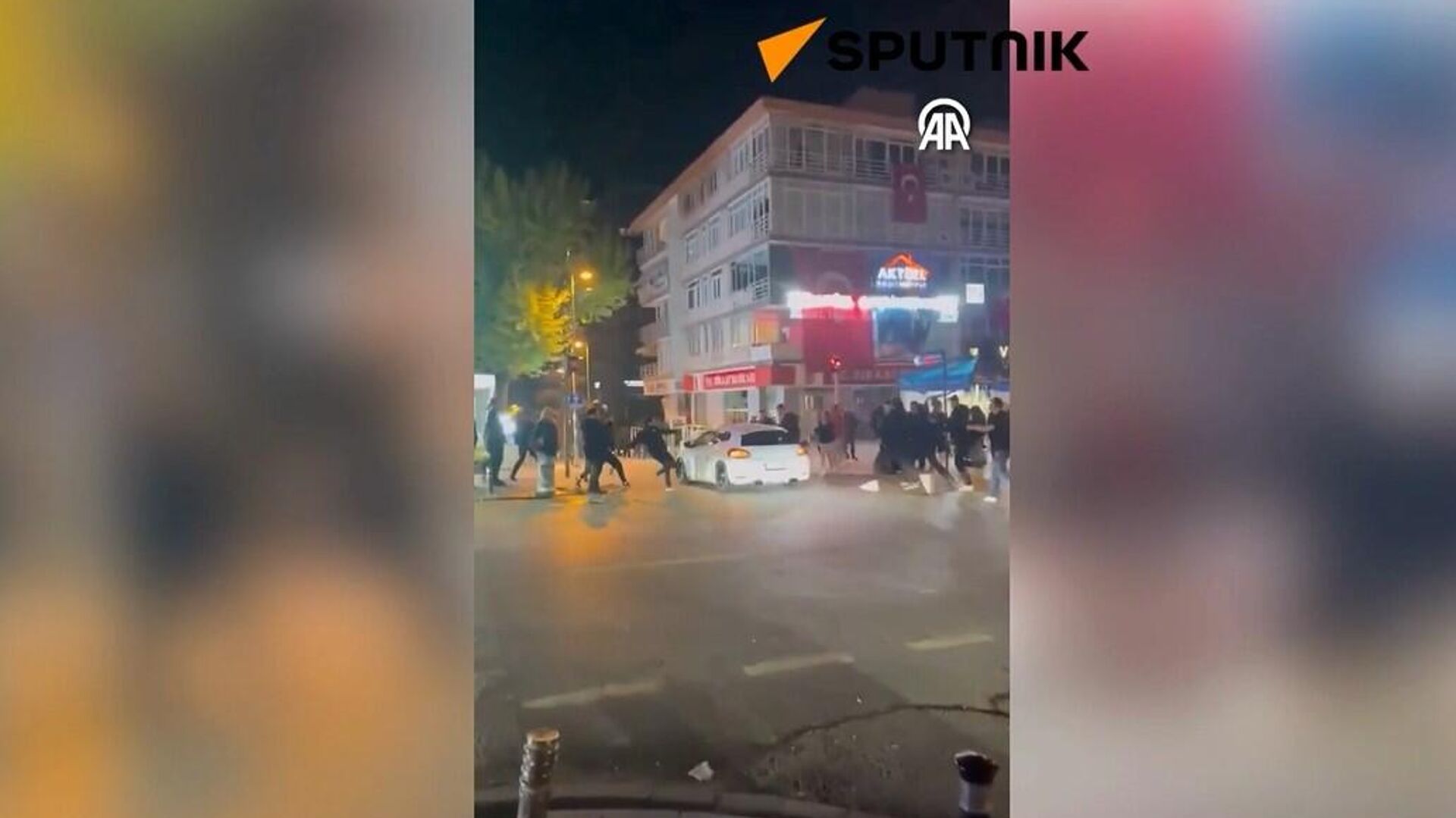 Kadıköy’de şampiyonluk kutlayan Galatasaraylı taraftarları aracına taşlı saldırı