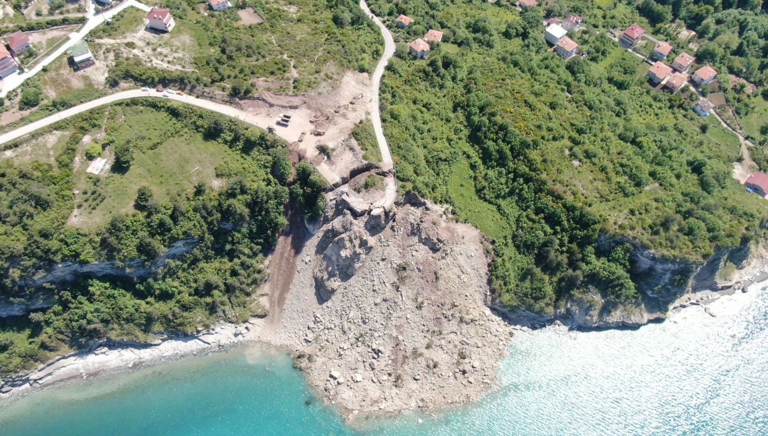 Kastamonu’da heyelan: Yoldan kopan kütle, denizle birleşti