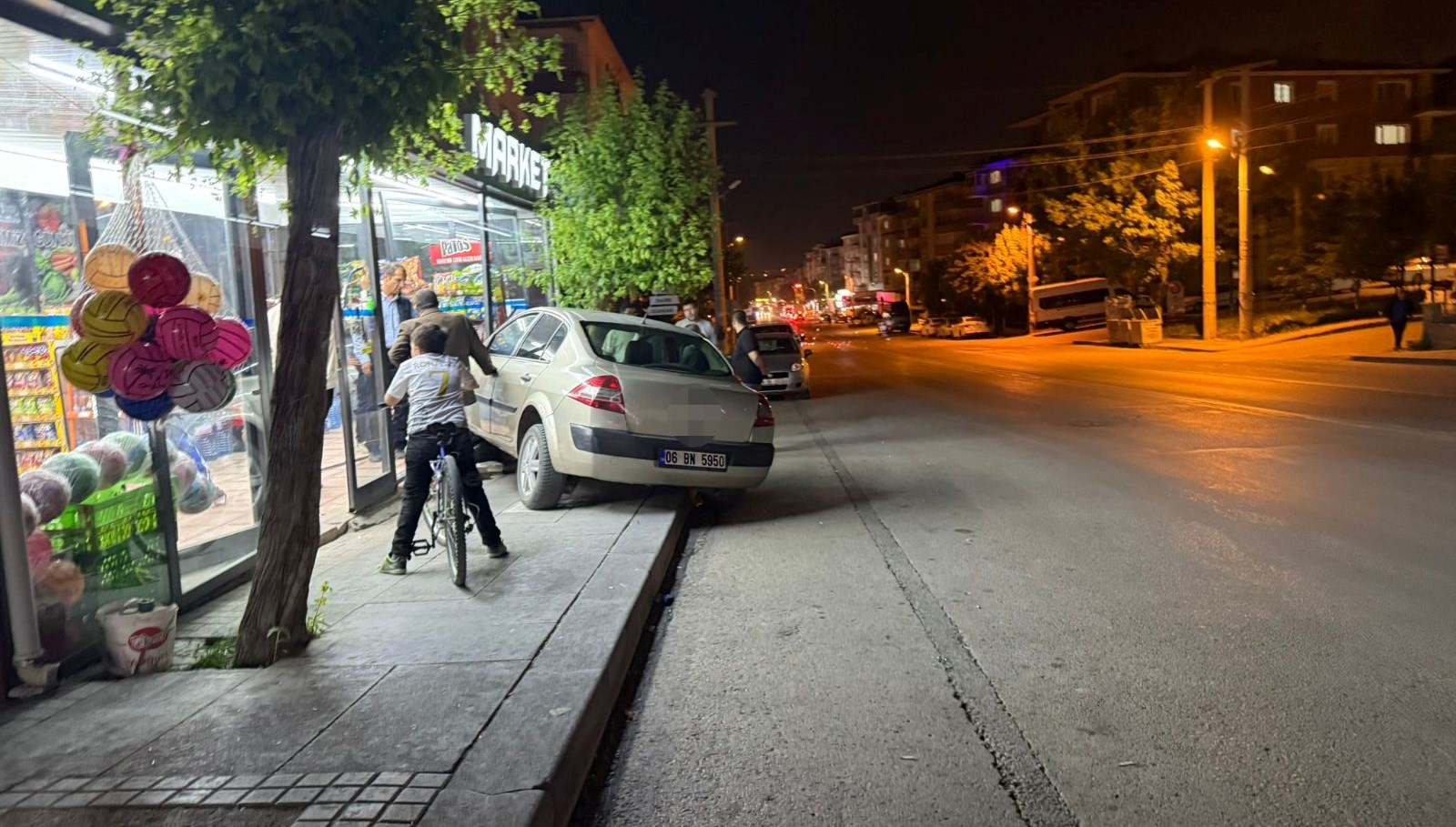 Kontrolden çıkan otomobil markete daldı