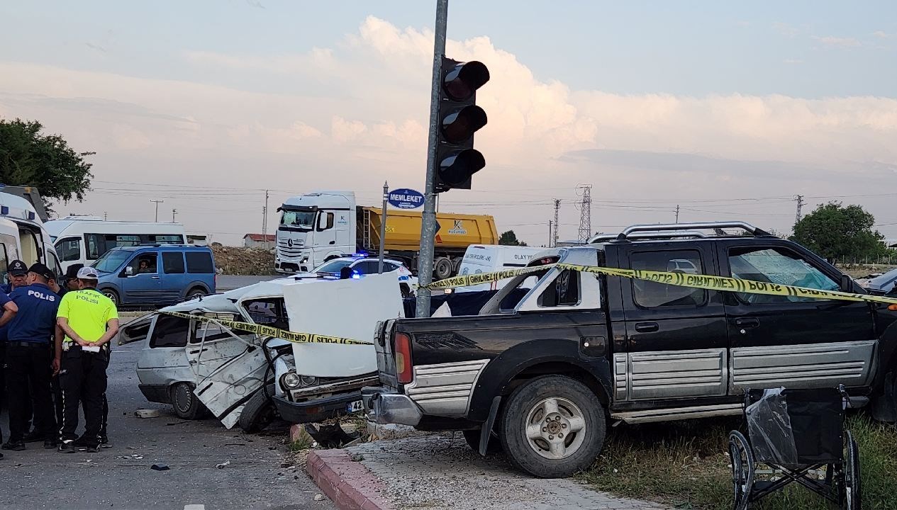 Konya’da otomobil ile kamyonet çarpıştı, sürücü ile eşi öldü