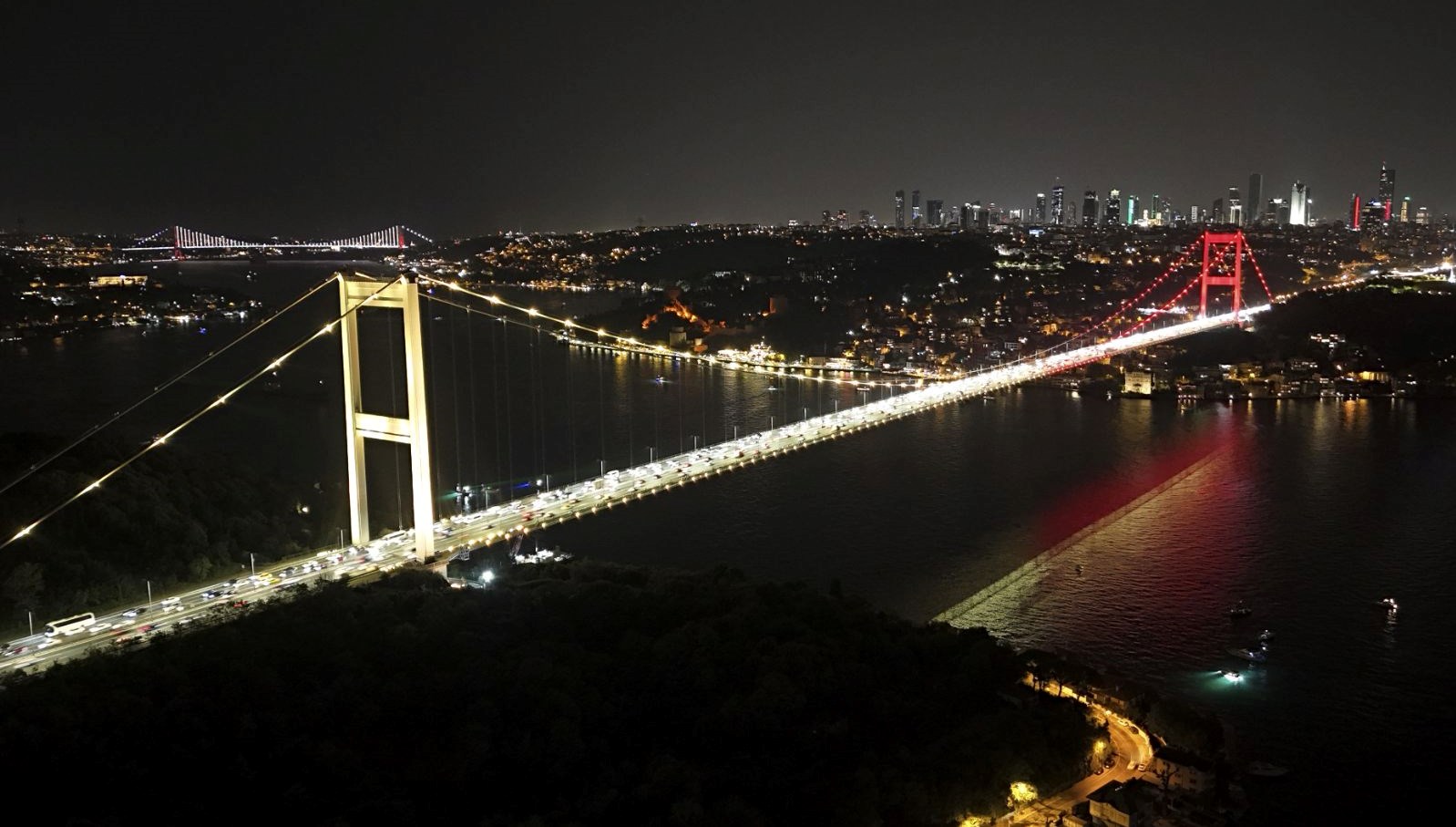 Köprüler sarı kırmızılı renklerle aydınlatıldı