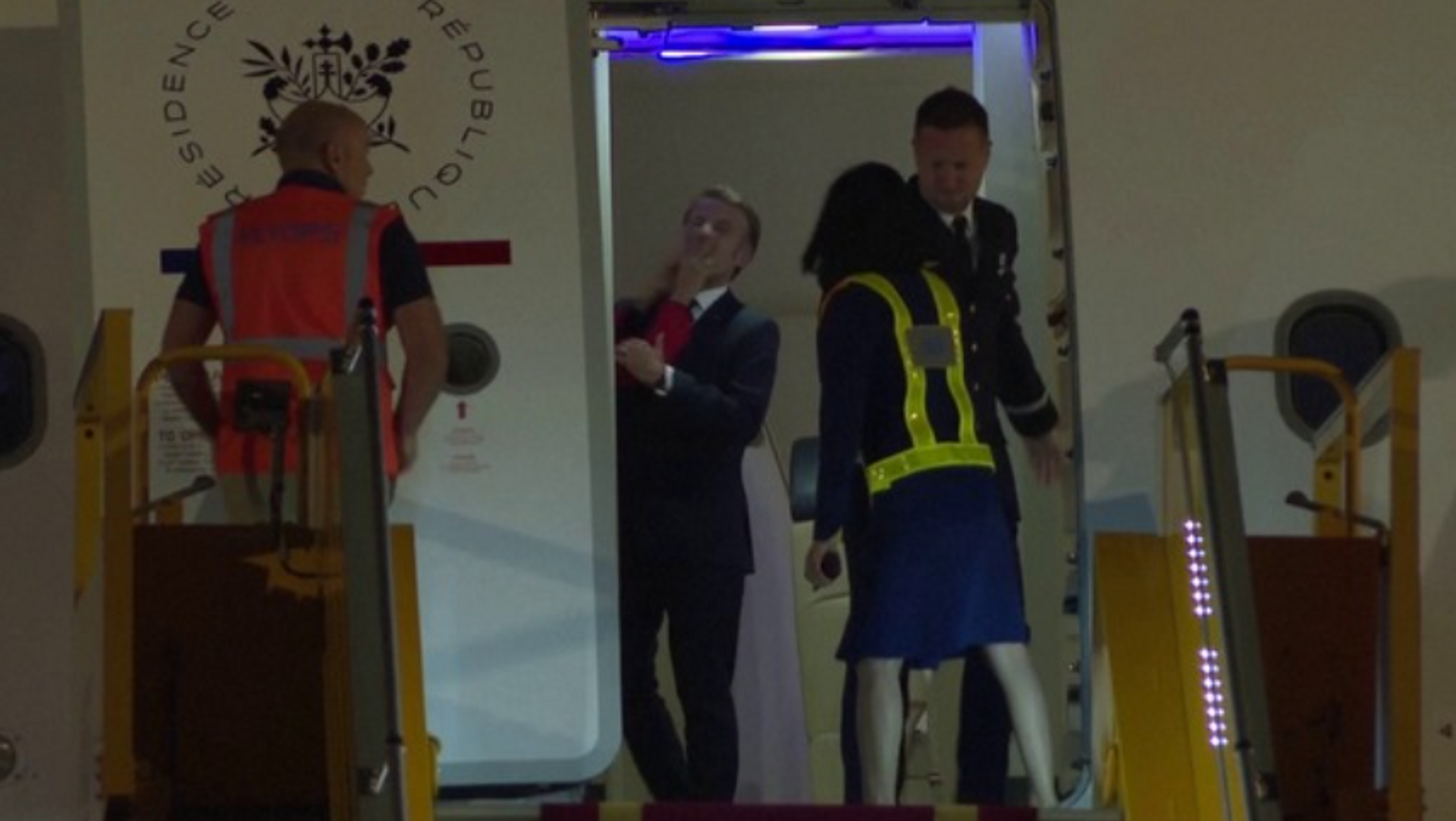 Macron, eşinden tokat yedikten sonra konuştu: ‘Şakalaşıyorduk’