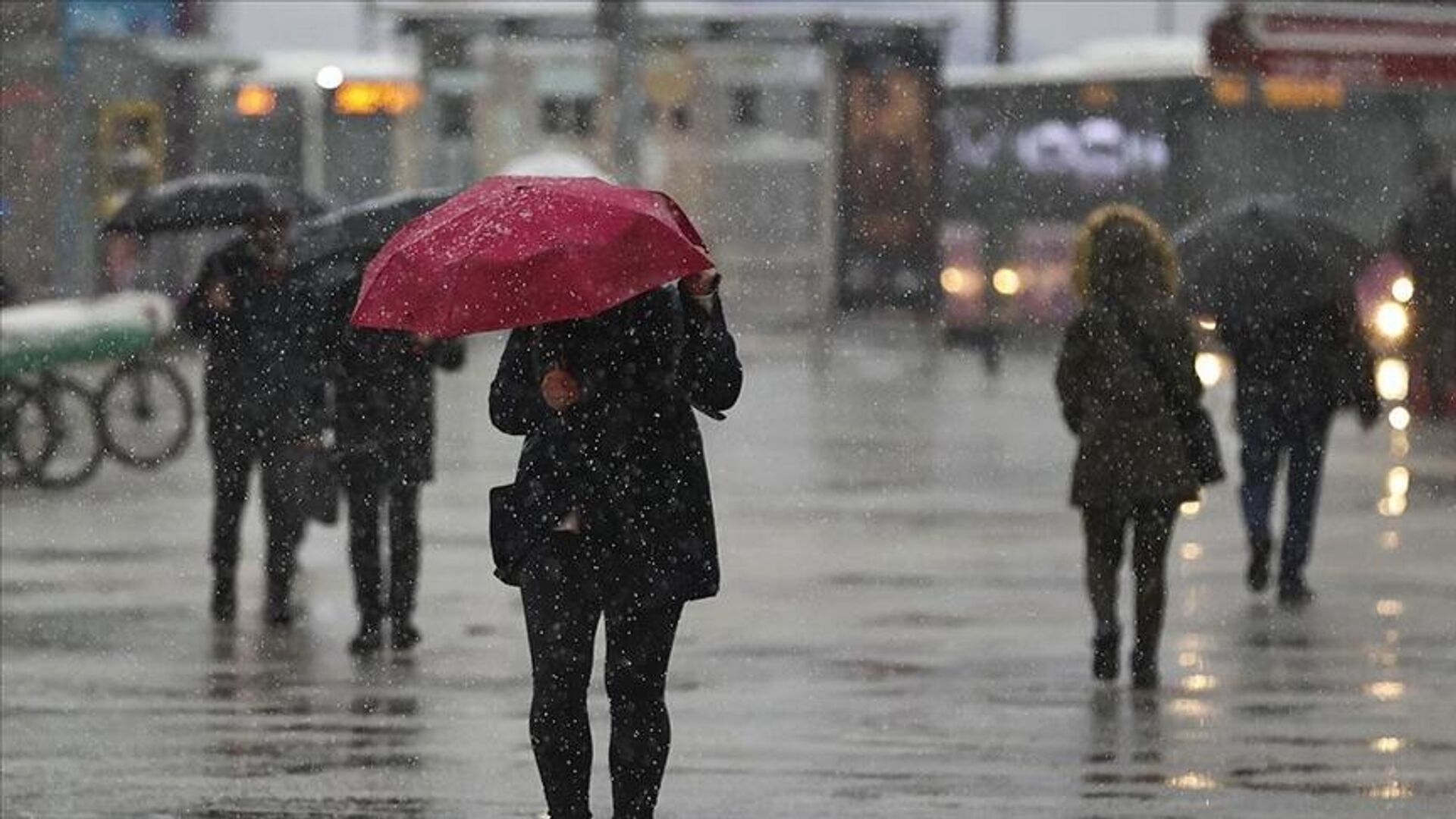 Meteoroloji saat verdi: Şiddetli sağanak yağışa dikkat, sıcaklıklar hızla düşecek