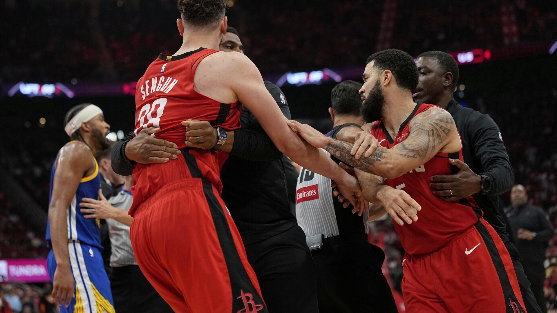 NBA’de olaylı gece: Saha bir anda karıştı, Alperen Şengün’e kafa atıldı