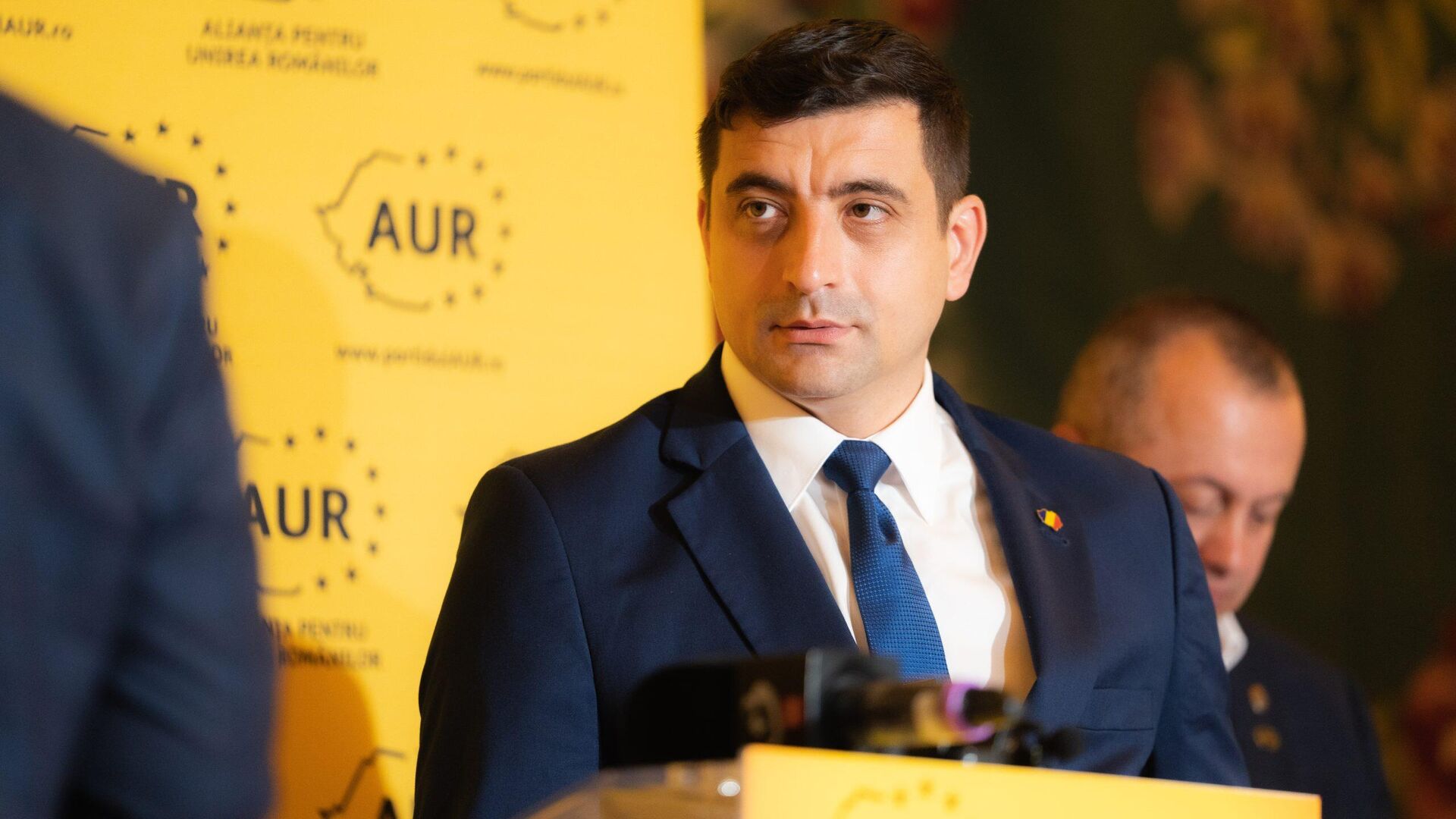 Romanya seçimleri: Kiev’in kara listesindeki Simion ilk turu önde tamamladı