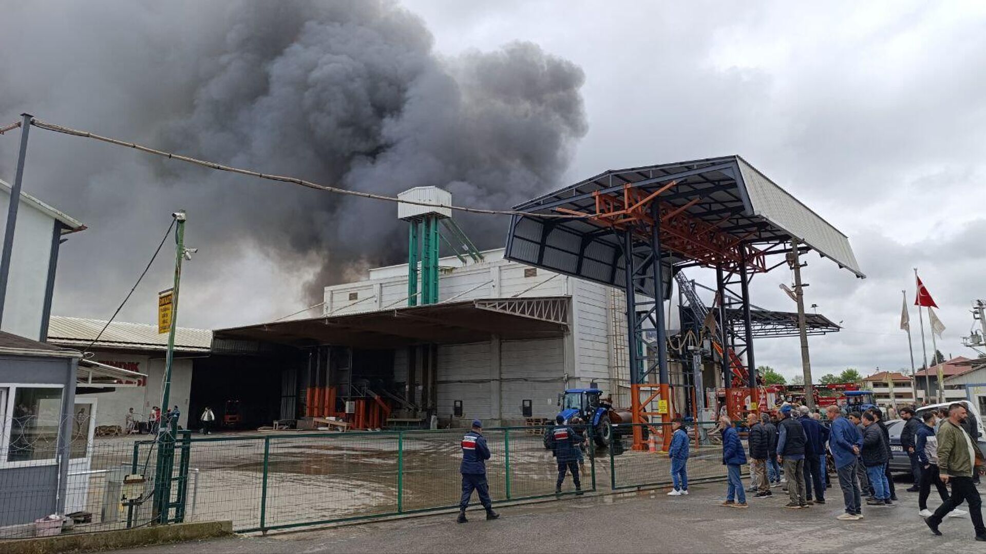 Sakarya’daki fındık fabrikasında çıkan yangına müdahale ediliyor