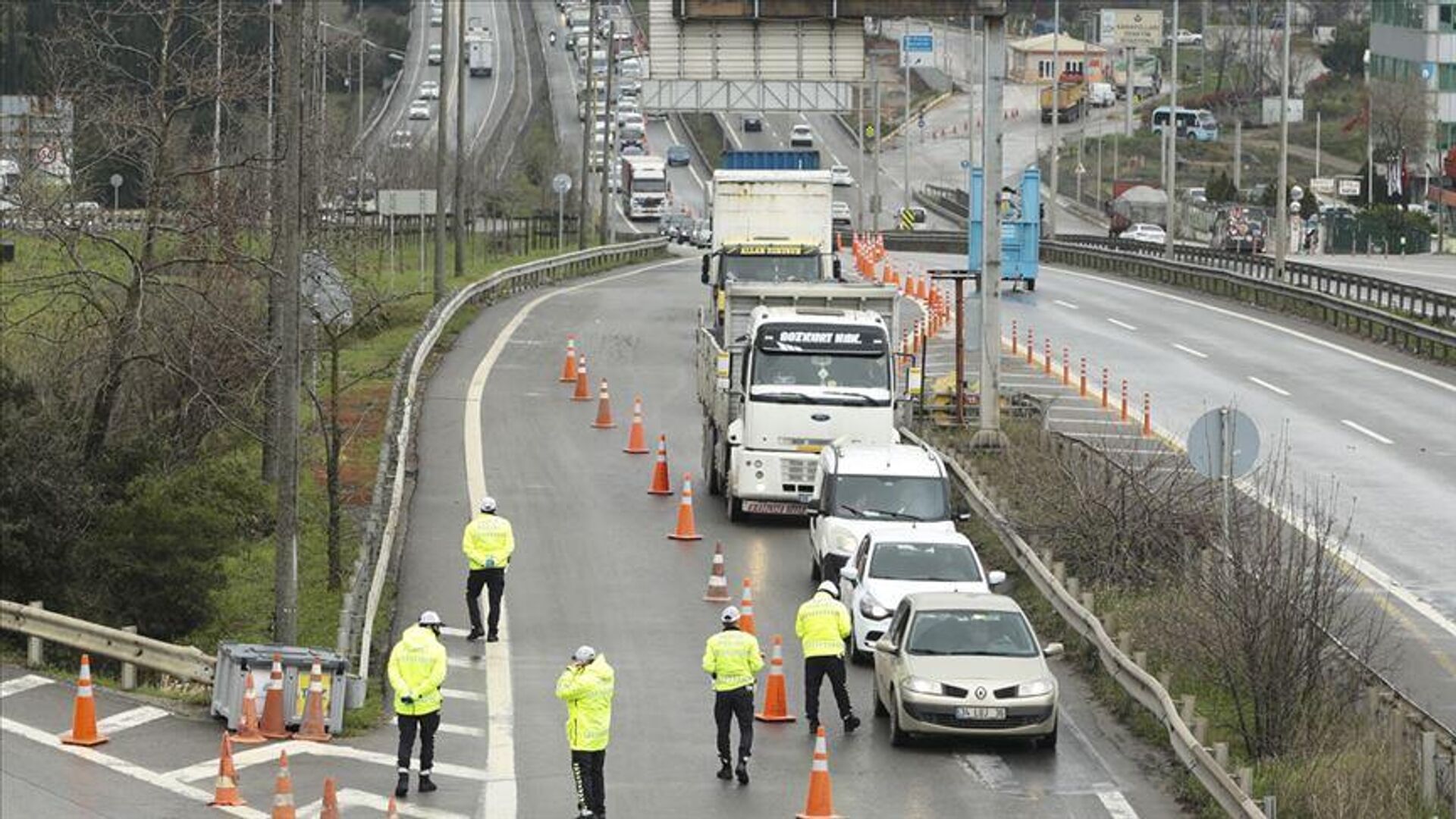 Şehirlerin giriş çıkışlarına maliyeci: Yollarda durdurulan kamyonlarda irsaliye, fatura olup olmadığı kontrol ediliyor