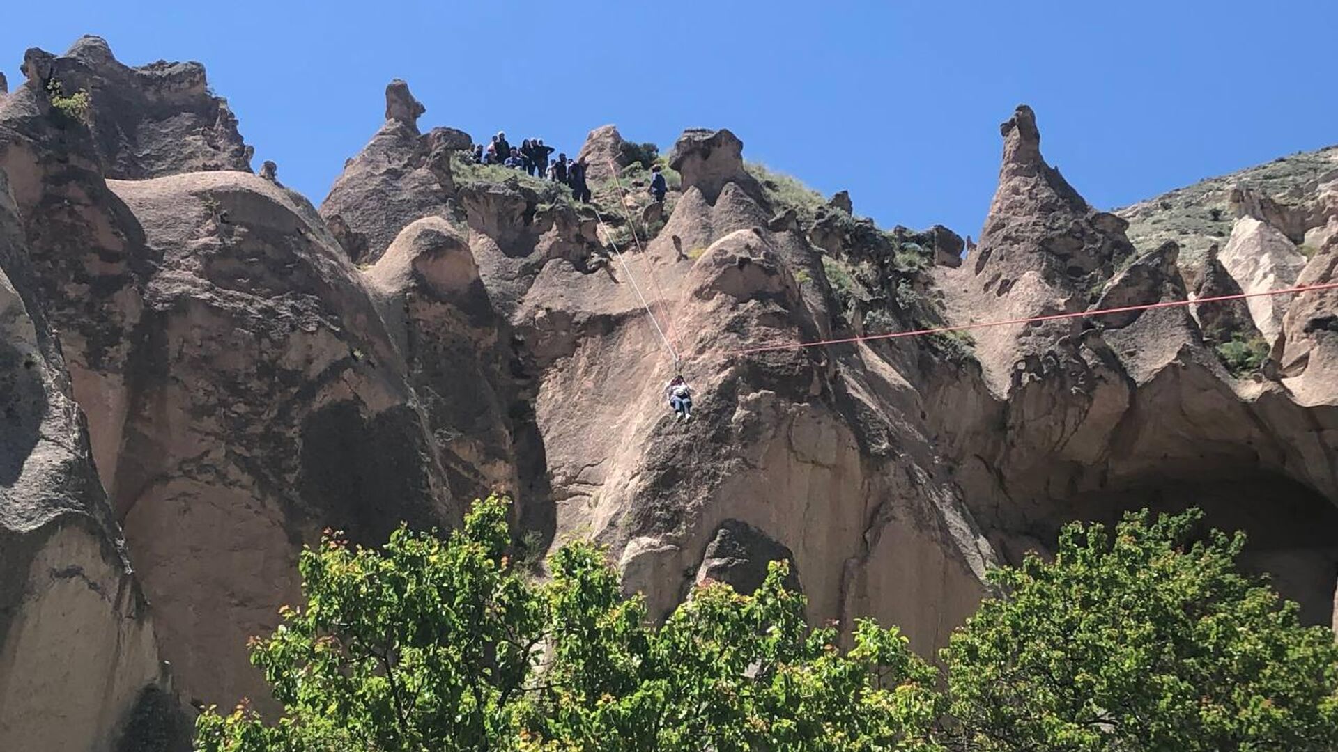 Sıcak hava balonu zorunlu iniş yaptı: Turistler peri bacasında mahsur kaldı