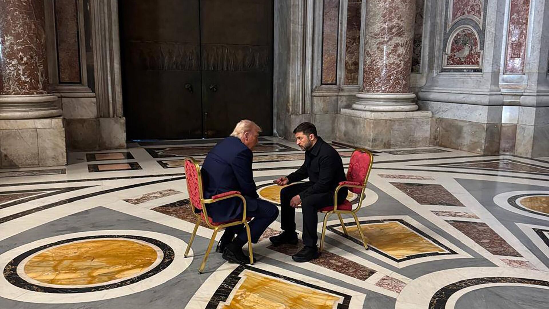 Trump, Zelenskiy’e Rusya’nın daha büyük ve güçlü olduğunu söyledi