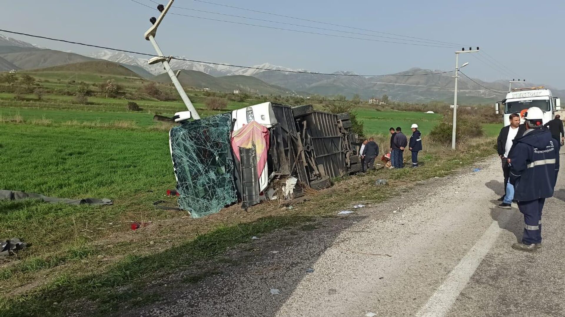 Van’da yolcu otobüsü devrildi: İlk belirlemelere göre 28 kişi yaralandı