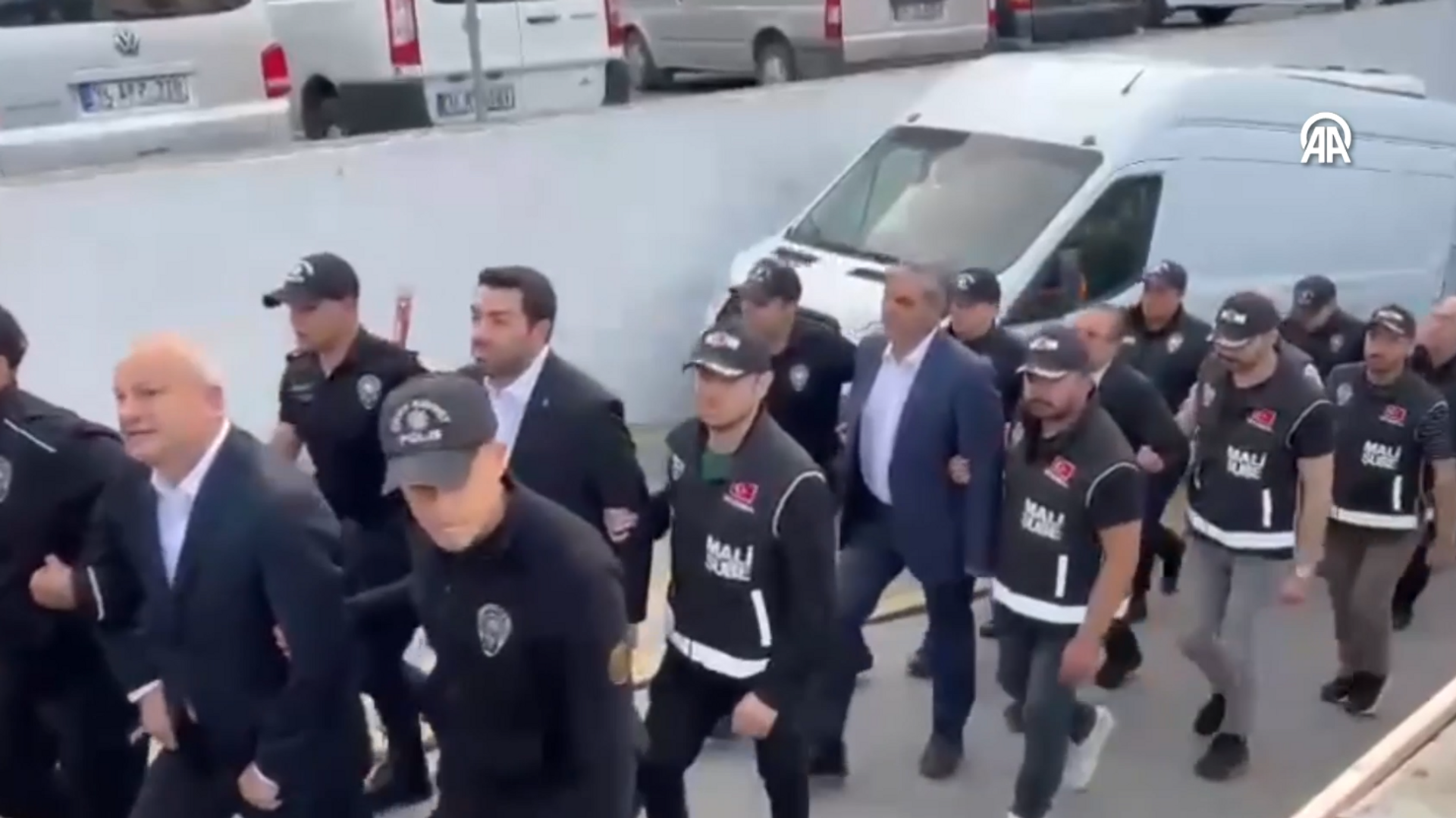 Ahmet Hakan: Belediye operasyonunda gözaltına alınanların mahkemeye çıkarılış görüntülerine itirazım var