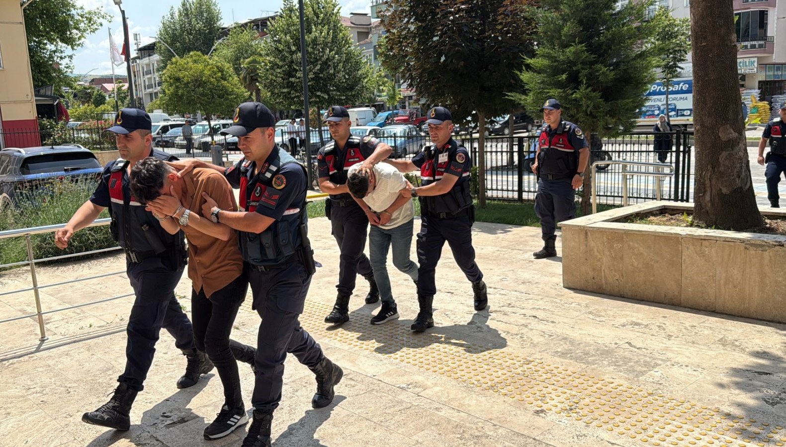 Amcalarının oğluna cinsel istismar: 2 kuzenden 1’i tutuklandı