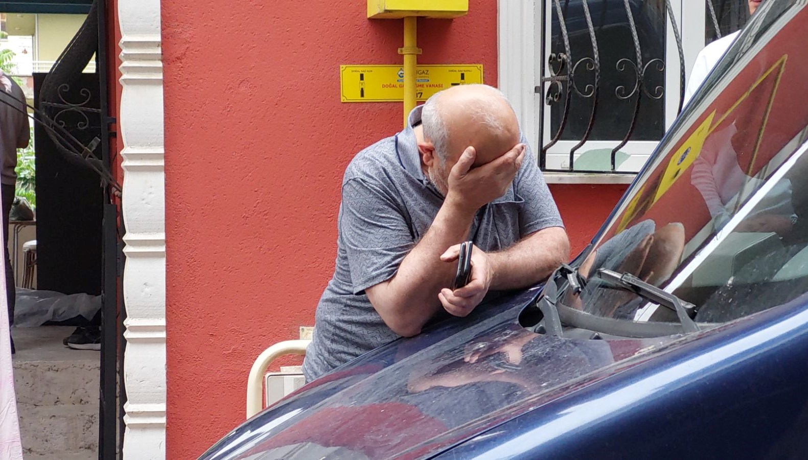 Balkondan düşen yaşlı adam hayatını kaybetti