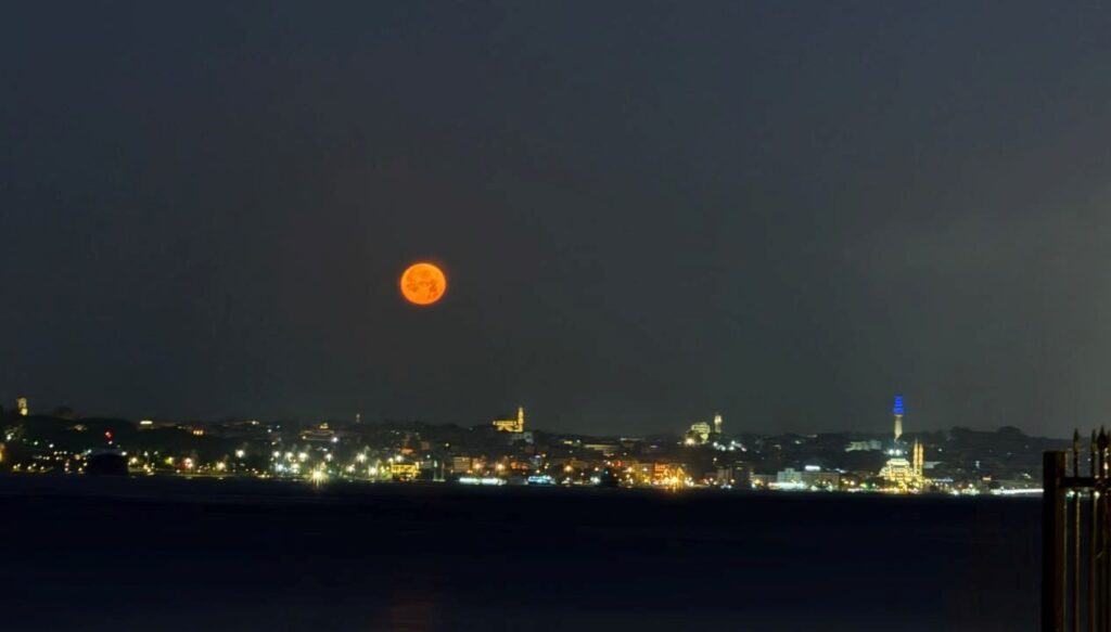 cilek-dolunayi-istanbulda-tabloluk-goruntuler-olusturdu-gIruBOzK.jpg