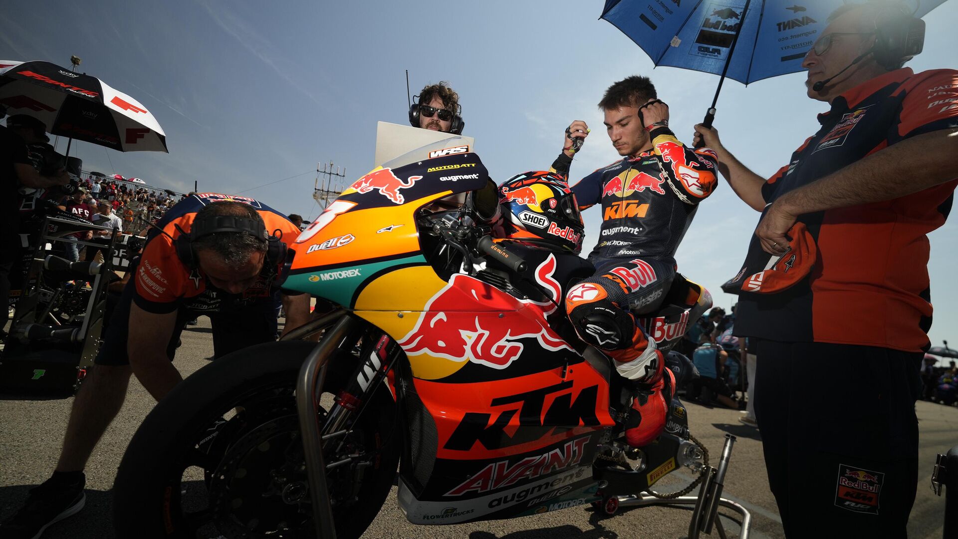 Deniz Öncü, Moto2’de kazanan ilk Türk oldu: Milli sporcu 0.003 saniyeyle rakibini geçti